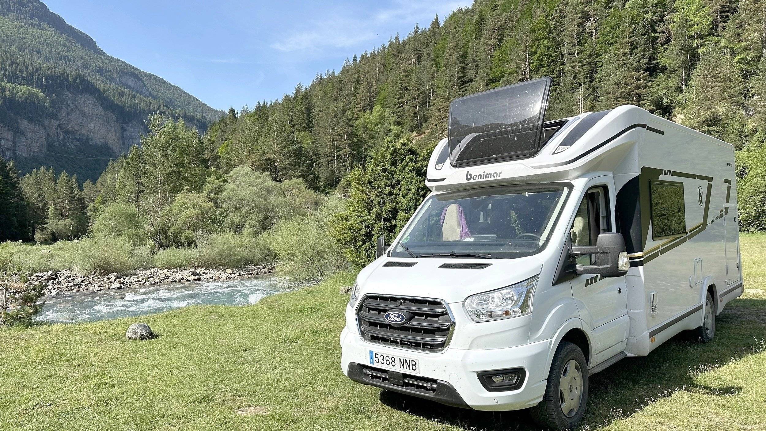 Vista de 3/4 Ford transit 2.0l 165 cv - Yescapa