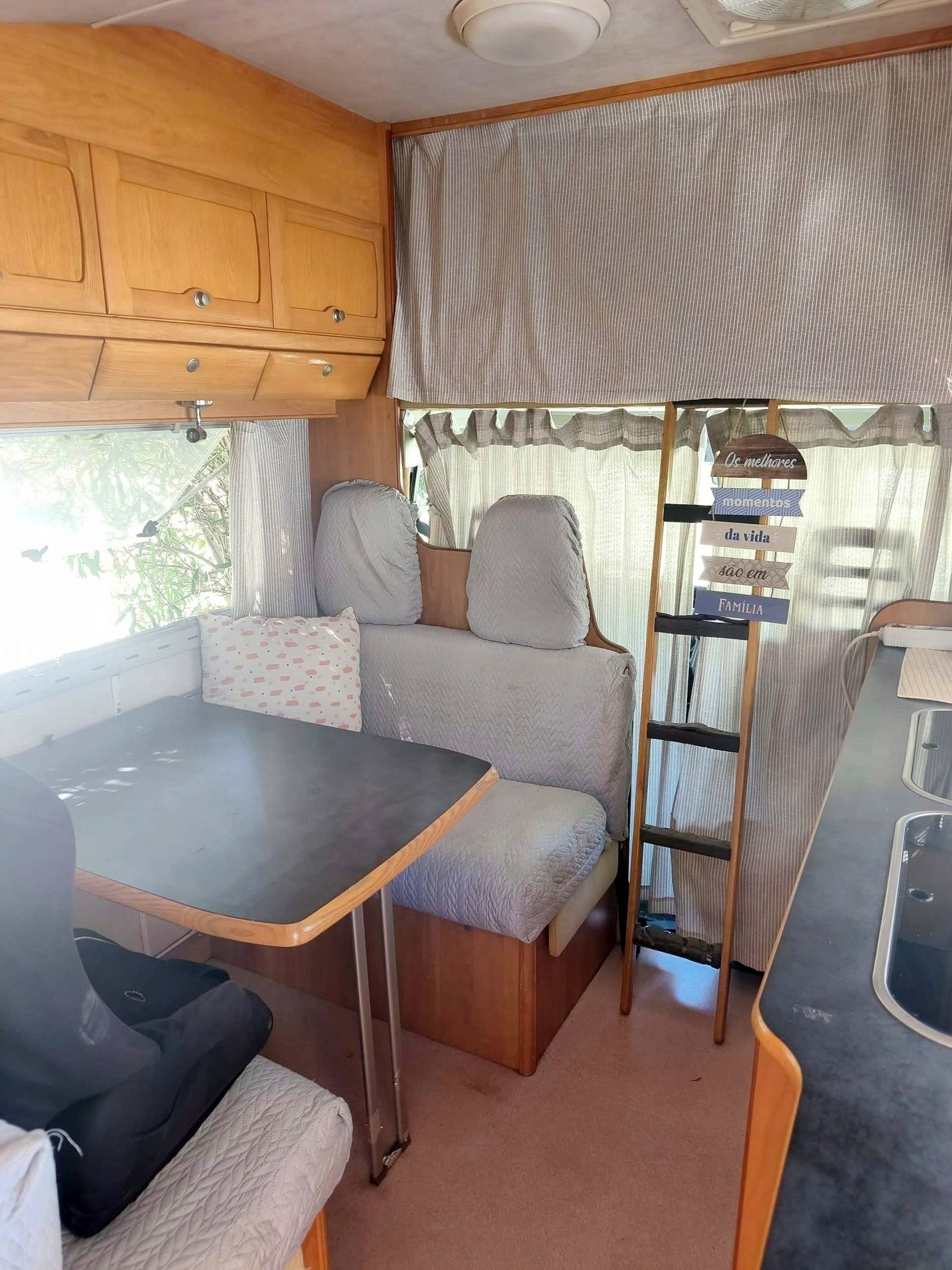 Área de jantar Fiat Fiat Ducato 10 - Yescapa