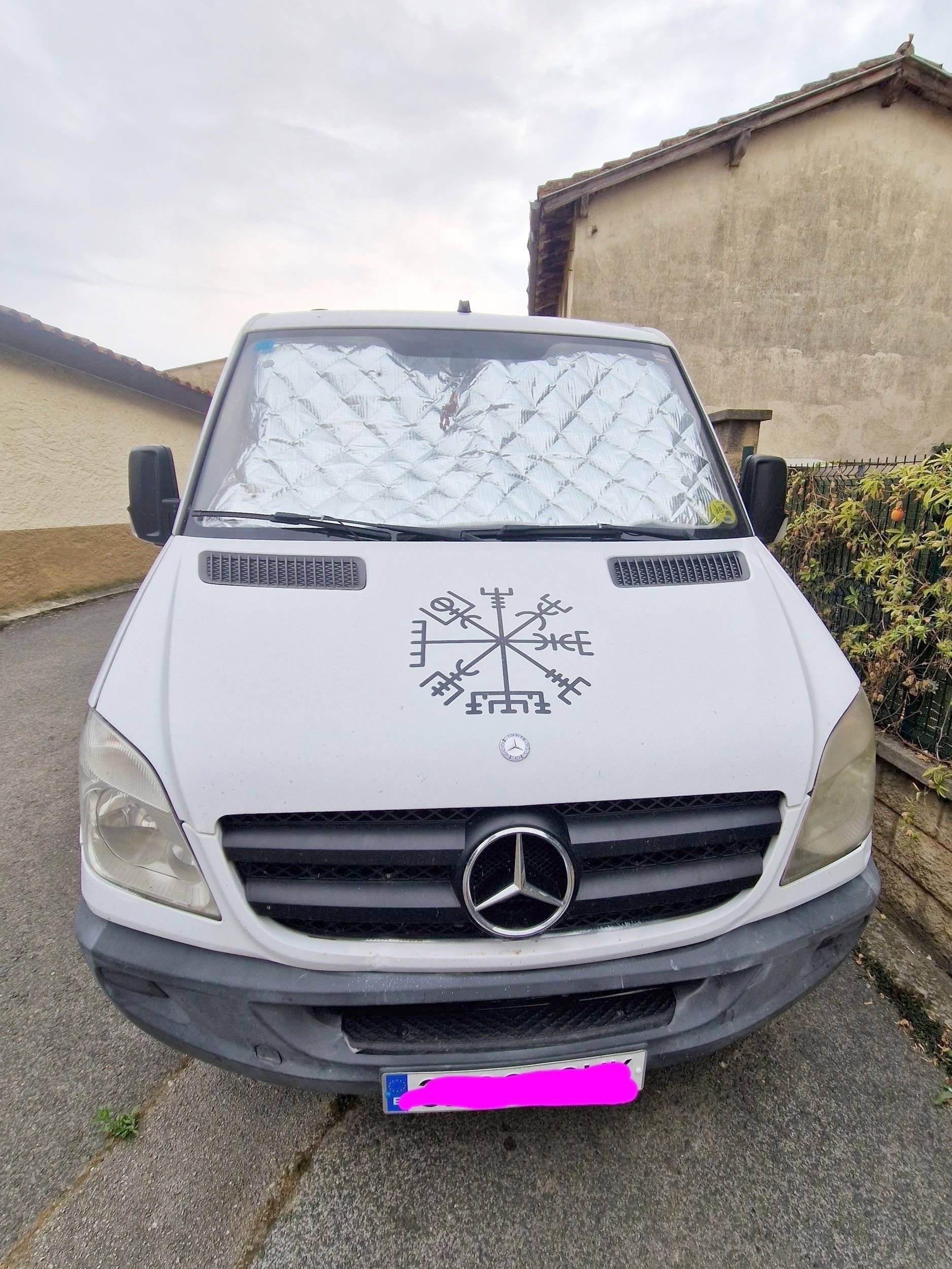 Vista de 3/4 Mercedes Sprinter CDI 311 - Yescapa