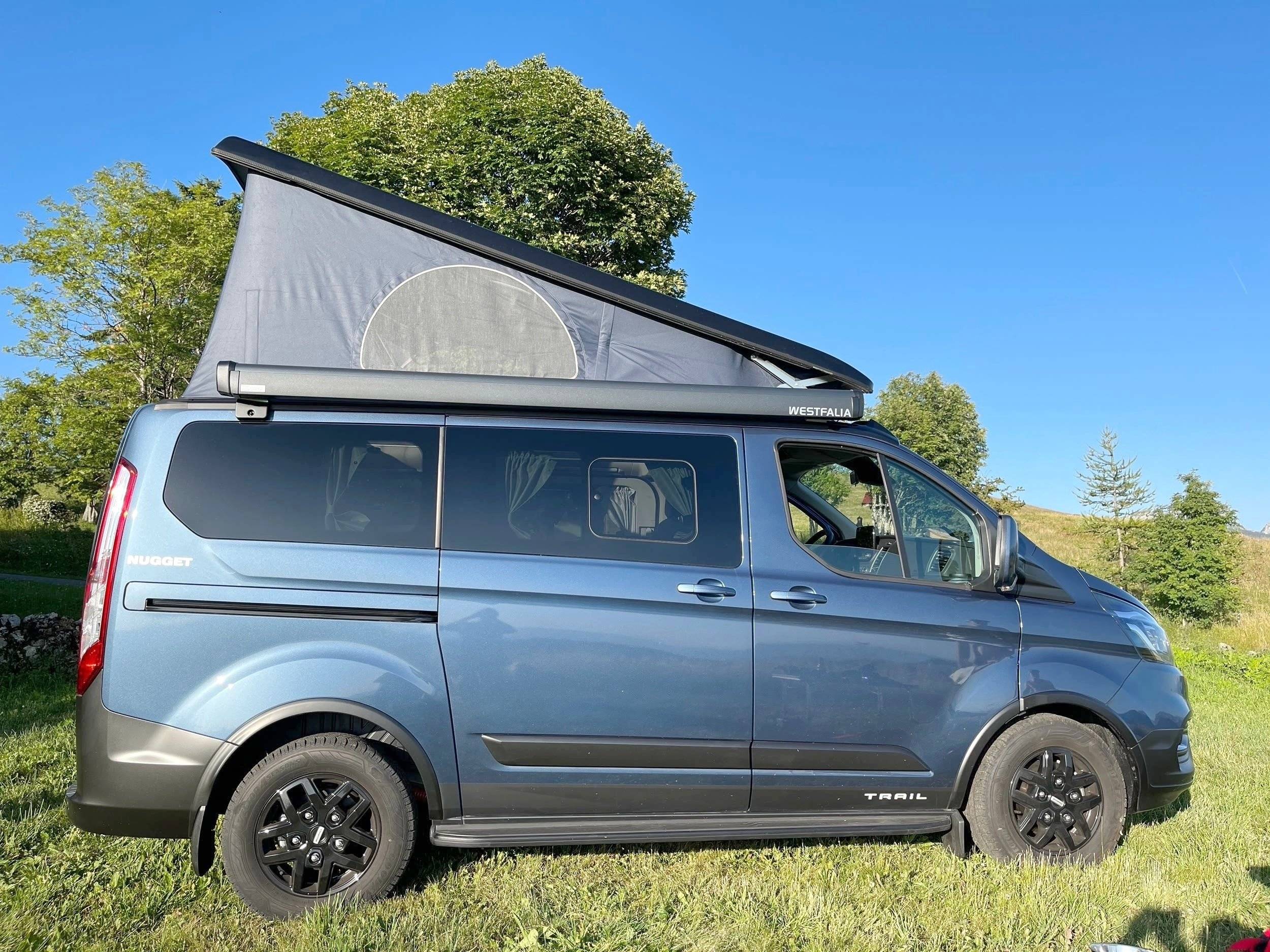 Vista del vehicle angle davanter Ford Transit Custom Nugget 320 L1H1 Camper - Yescapa