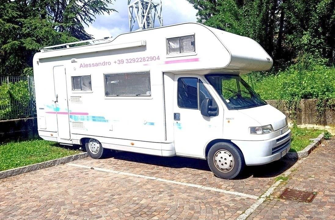 schräge Vorderansicht Fiat Ducato 2,8 l 115 ch/Al-Ko - Yescapa
