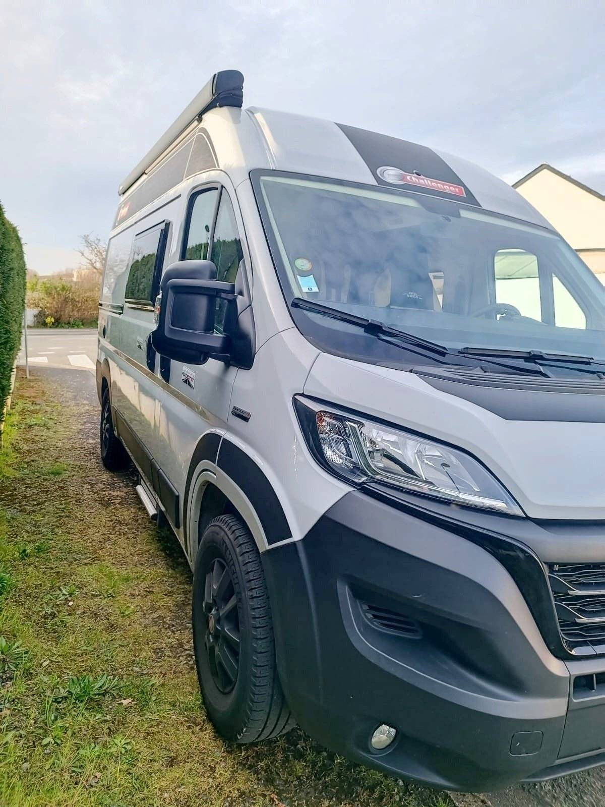 Vista del vehicle angle davanter Fiat Ducato 2.2L 140 CV - Yescapa