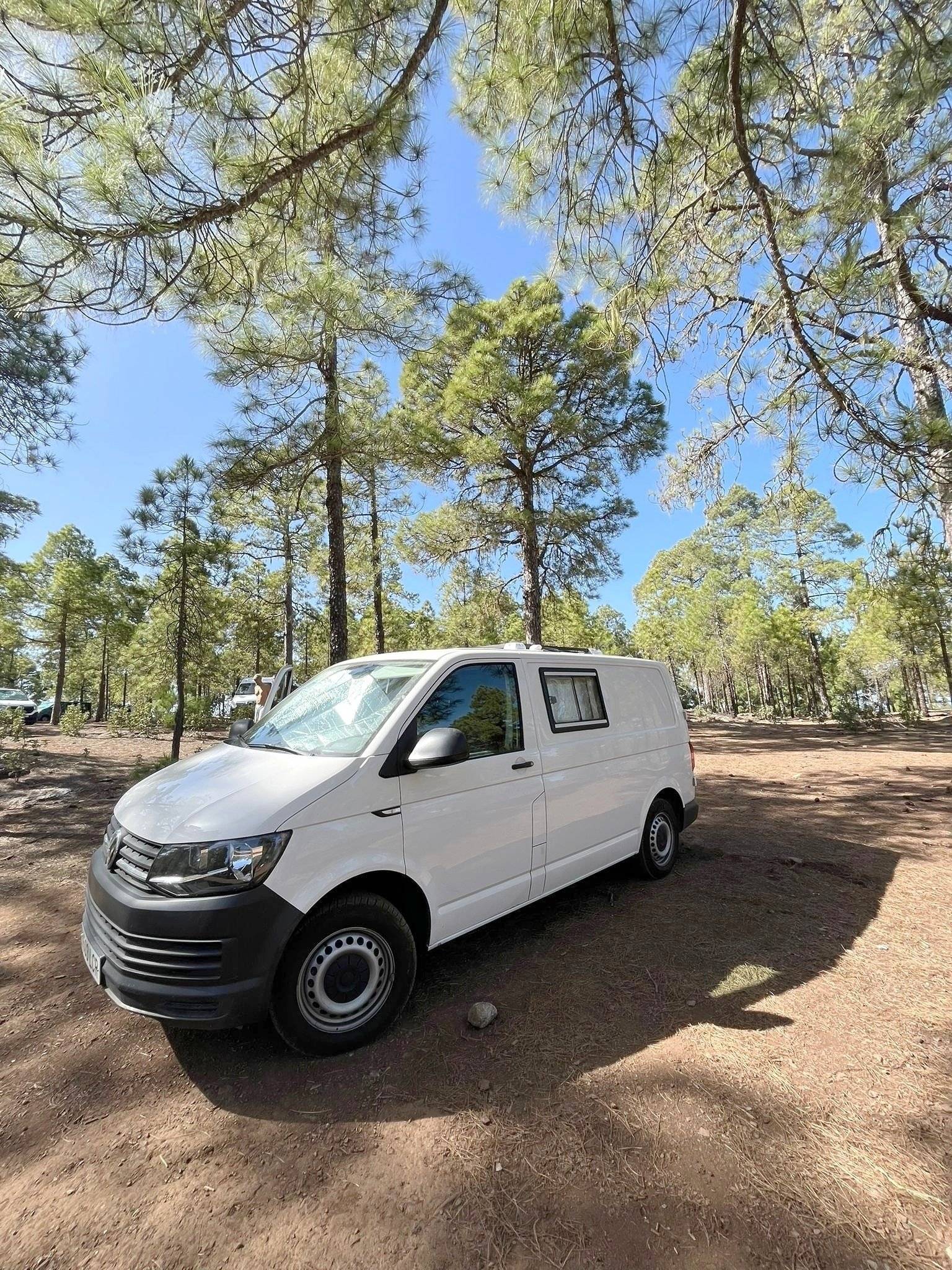Front view from 3/4 Volkswagen Volkswagen Transporter T6 - Yescapa