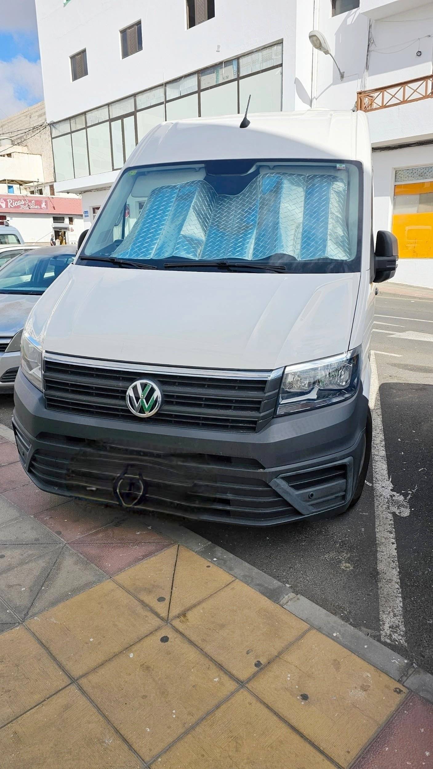 Vista del vehicle angle davanter Volkswagen Crafter 2,0 l 102 ch - Yescapa
