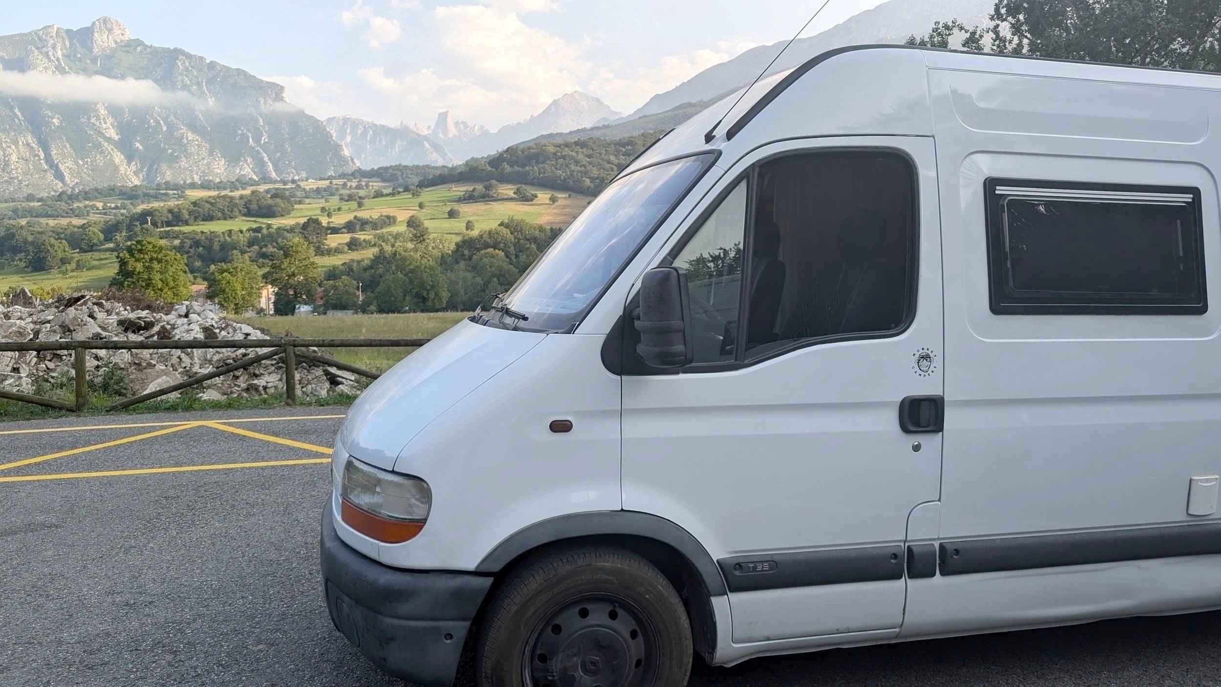 schräge Vorderansicht Renault Master - Yescapa
