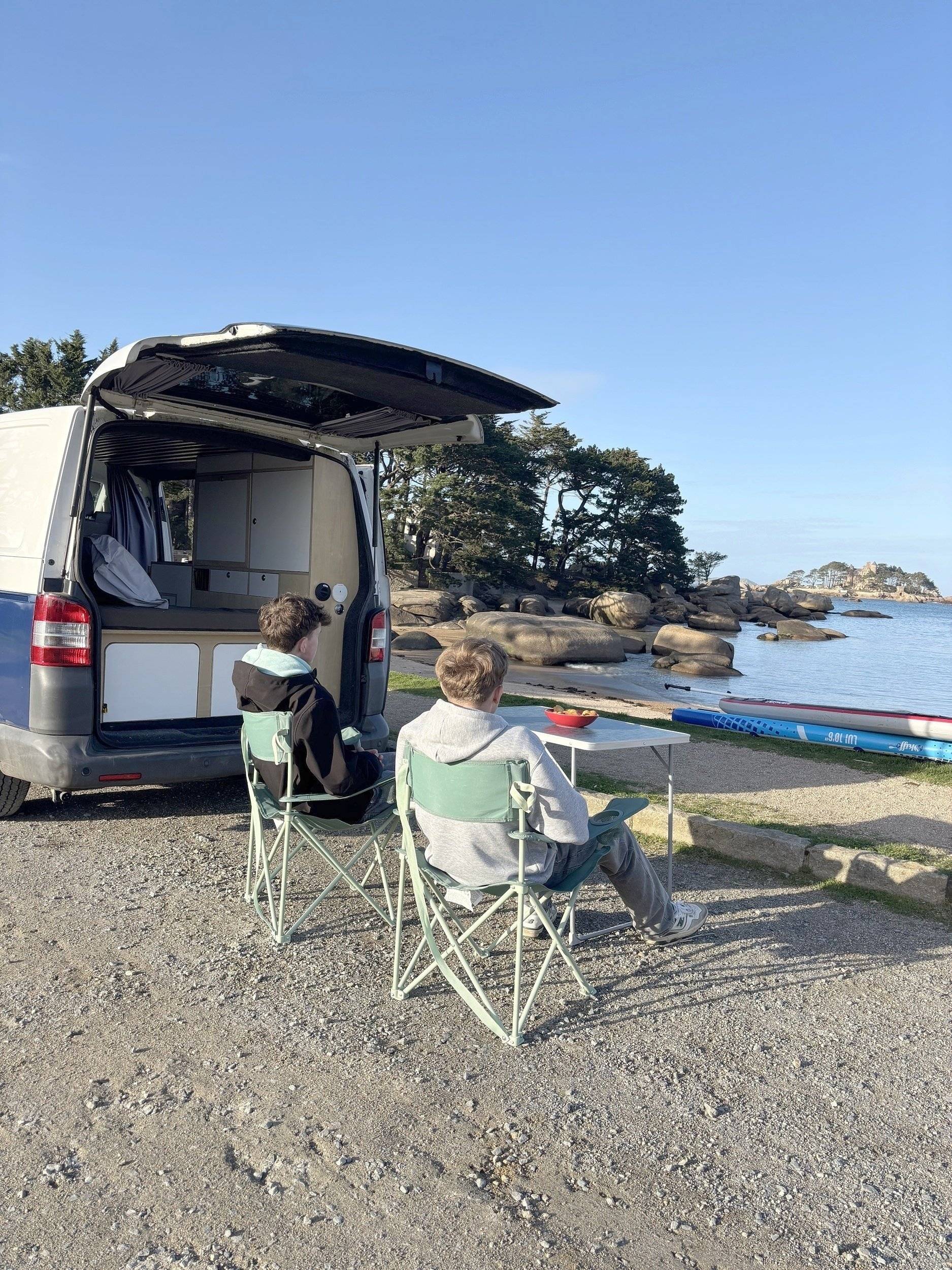 Vue avant de 3/4 Volkswagen T5 2,0 l 84 ch - Yescapa