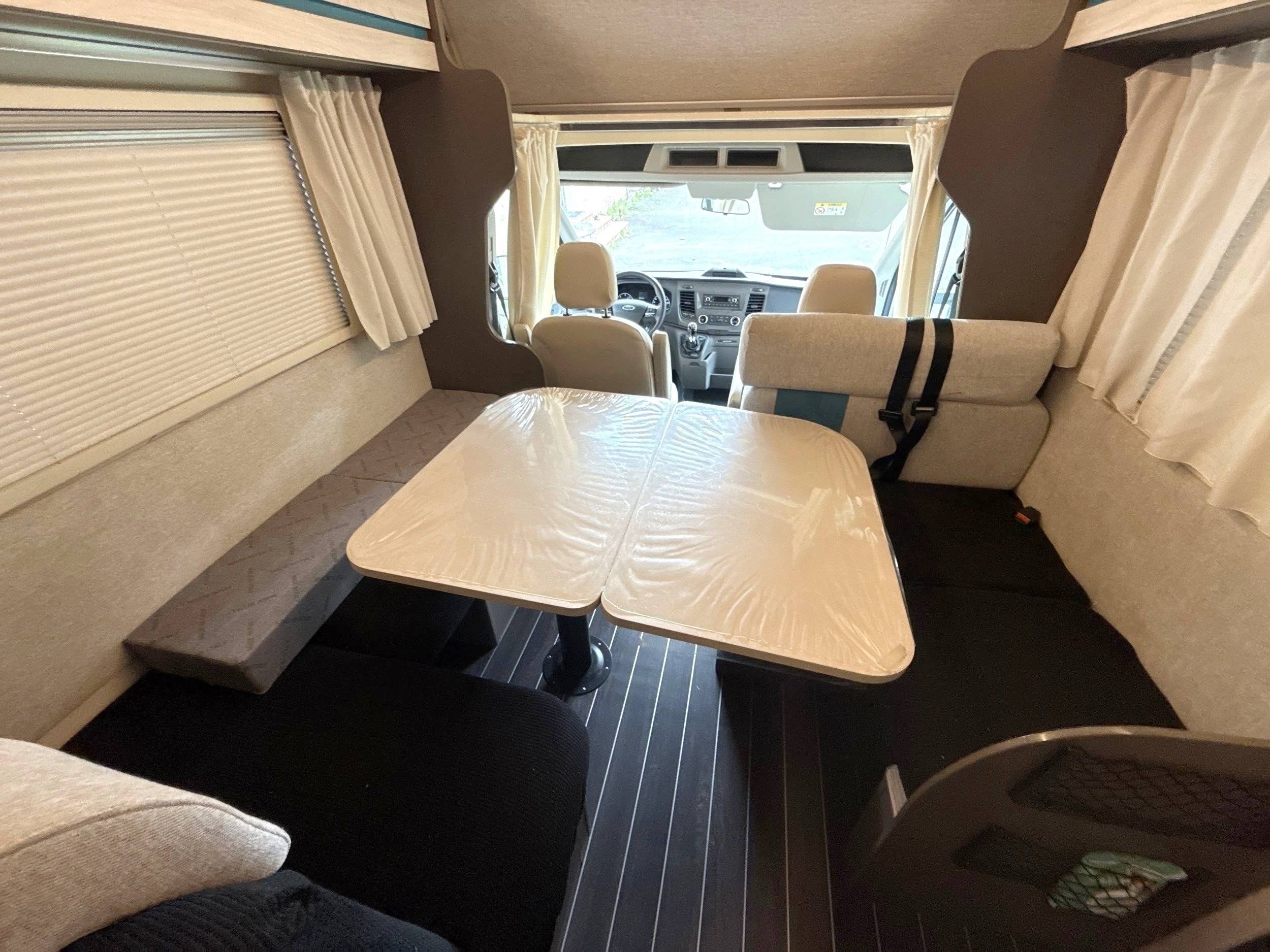 Dining Area Ford Transit 2,2 l 155 ch - Yescapa