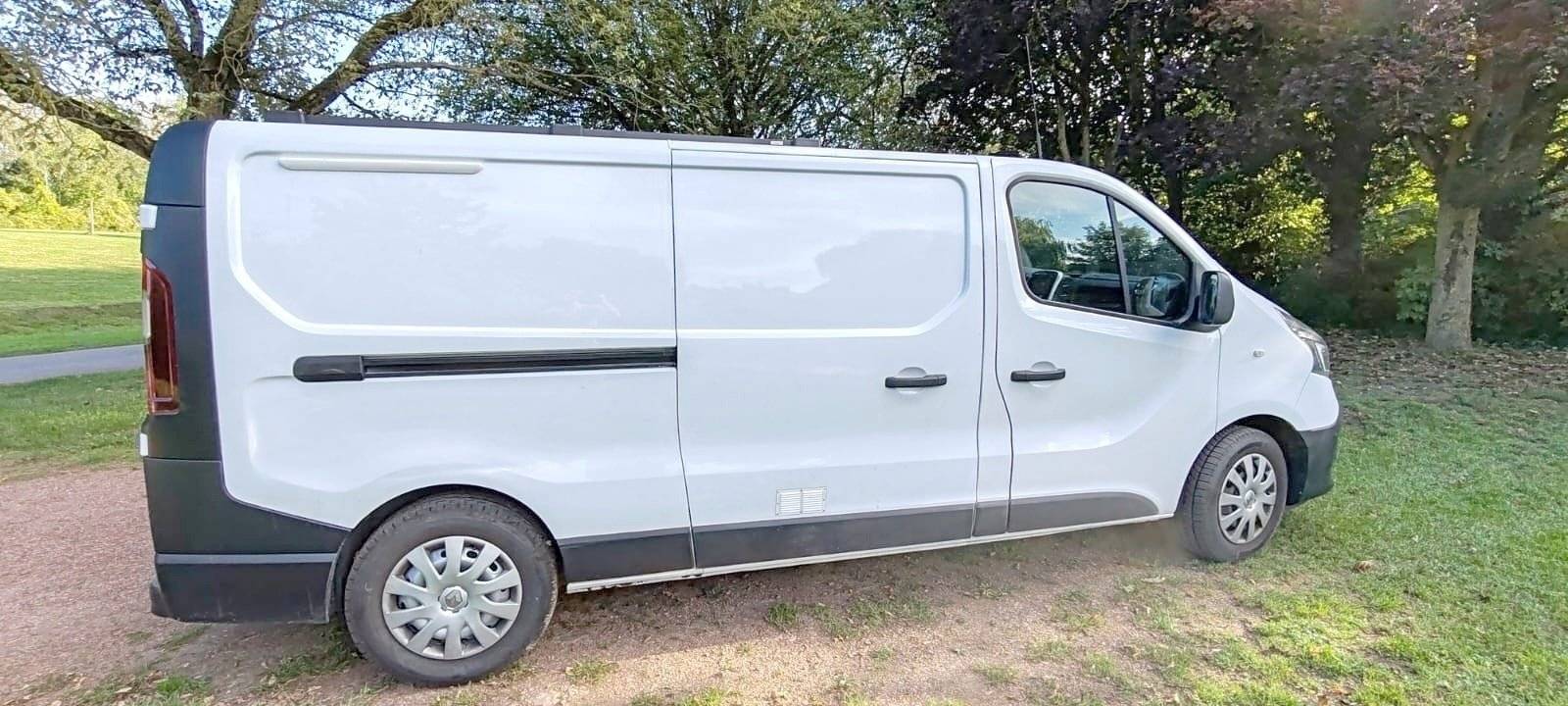Front view from 3/4 Renault Renault Trafic - Yescapa