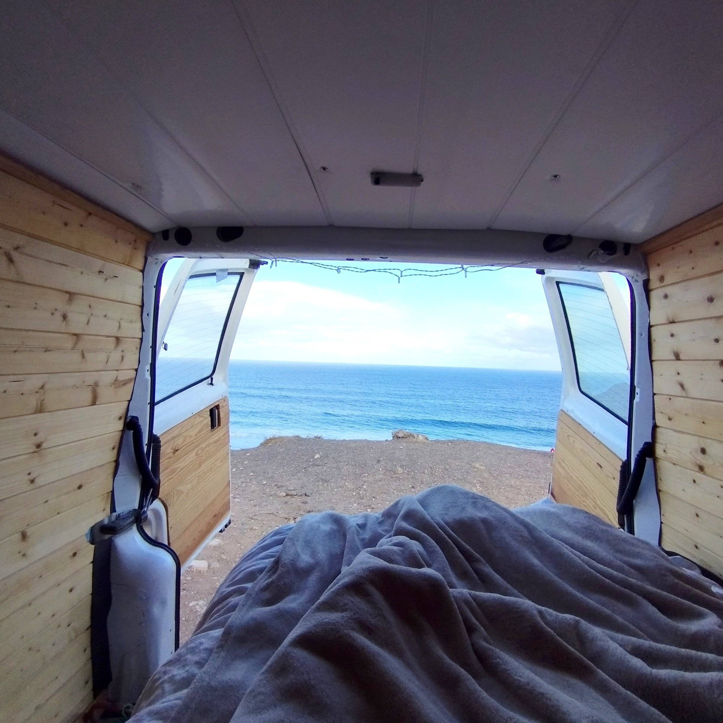 Vista frontale a ¾ Volkswagen Transporter - Yescapa