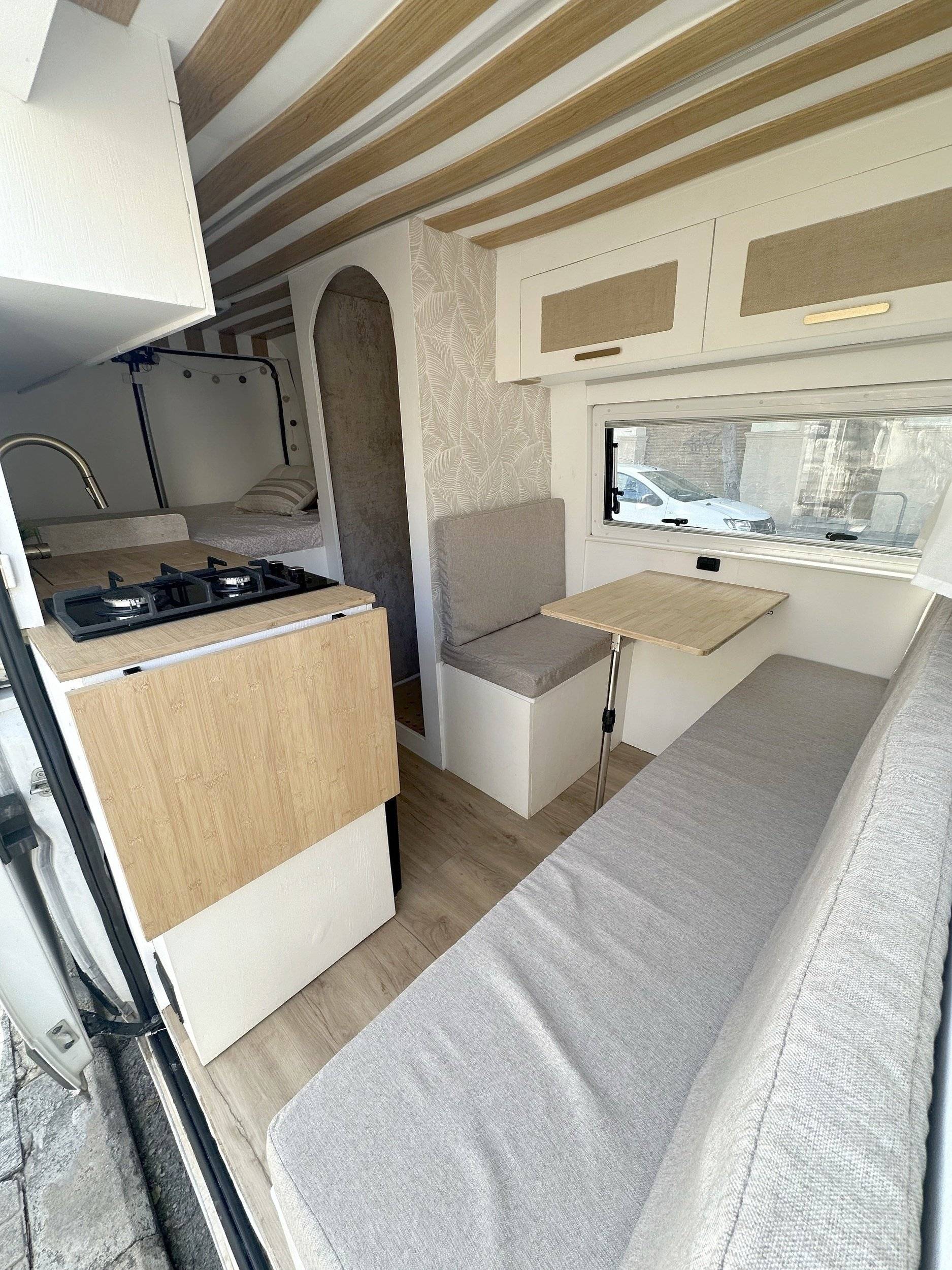 Front view from 3/4 Citroën 2.2L 140CV - Yescapa