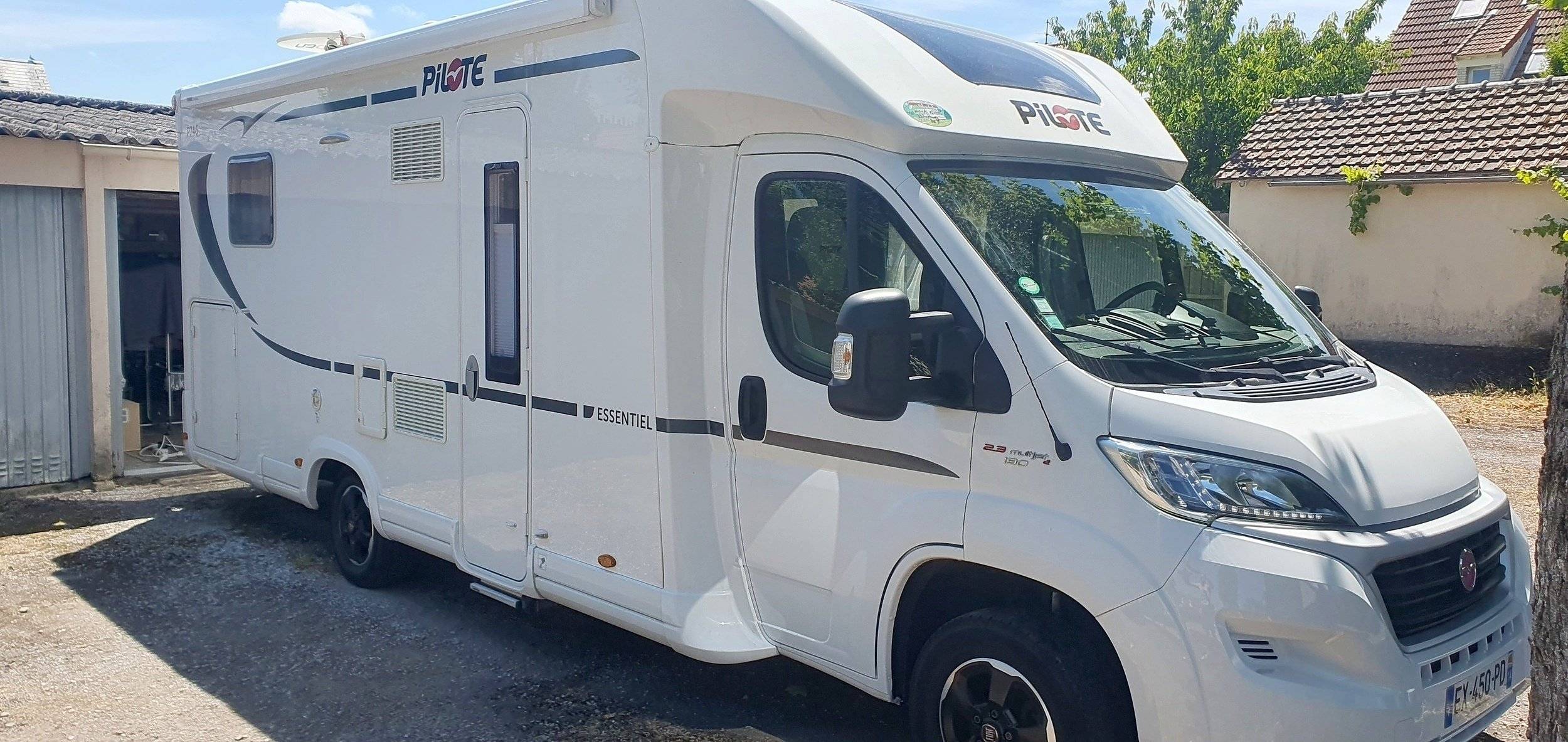 Front view from 3/4 Fiat - Yescapa