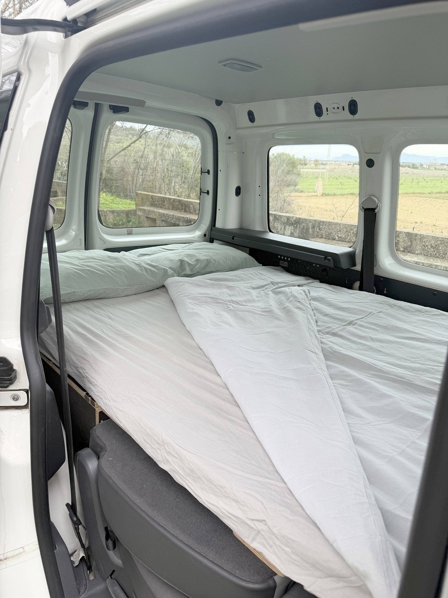 Plazas en cama Volkswagen Caddy 1,6 l 75ch - Yescapa