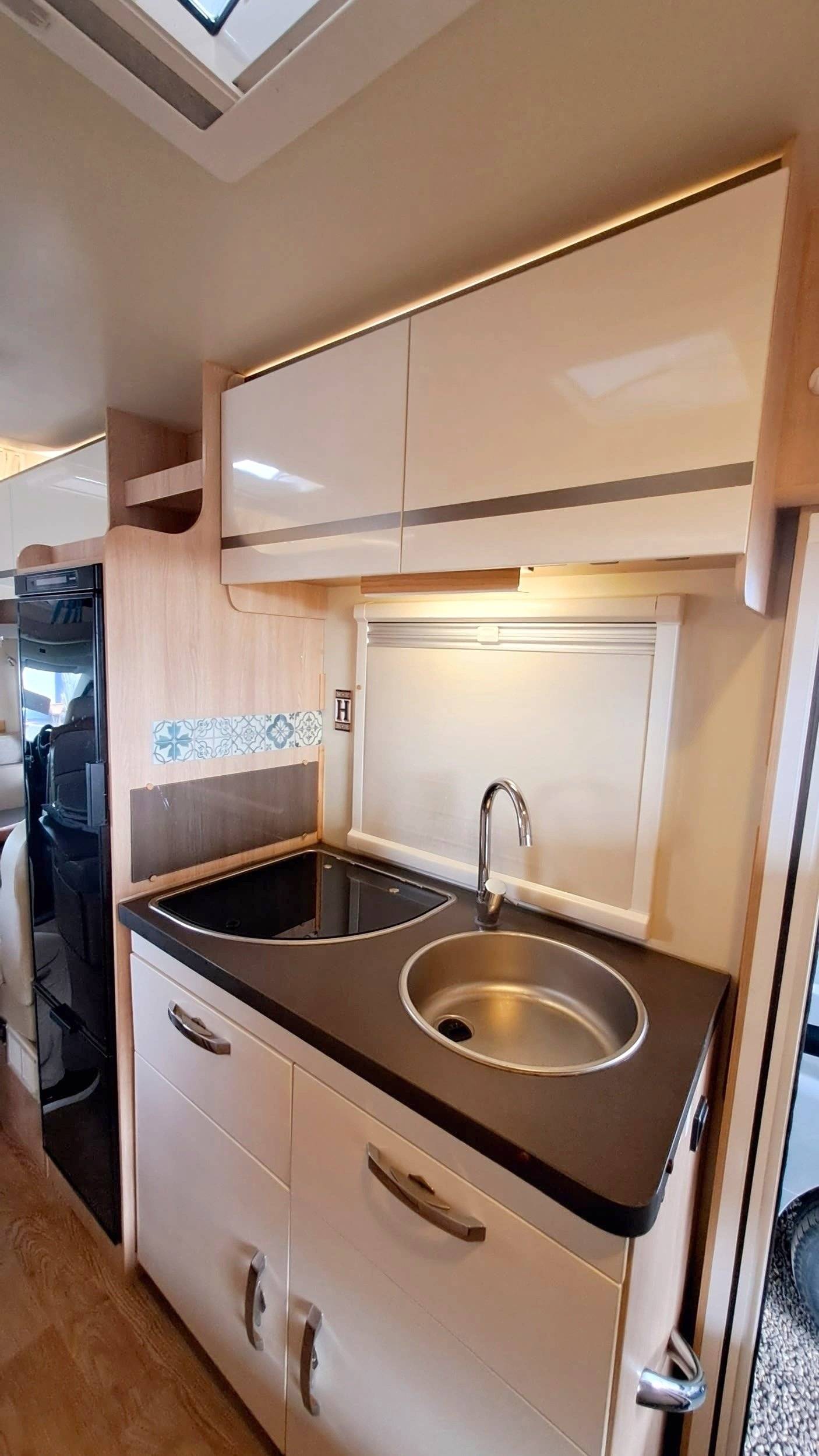 Kitchen Citroën Citroen Jumper 2,2 l Blue HDi (103kW / 140PS) - Yescapa