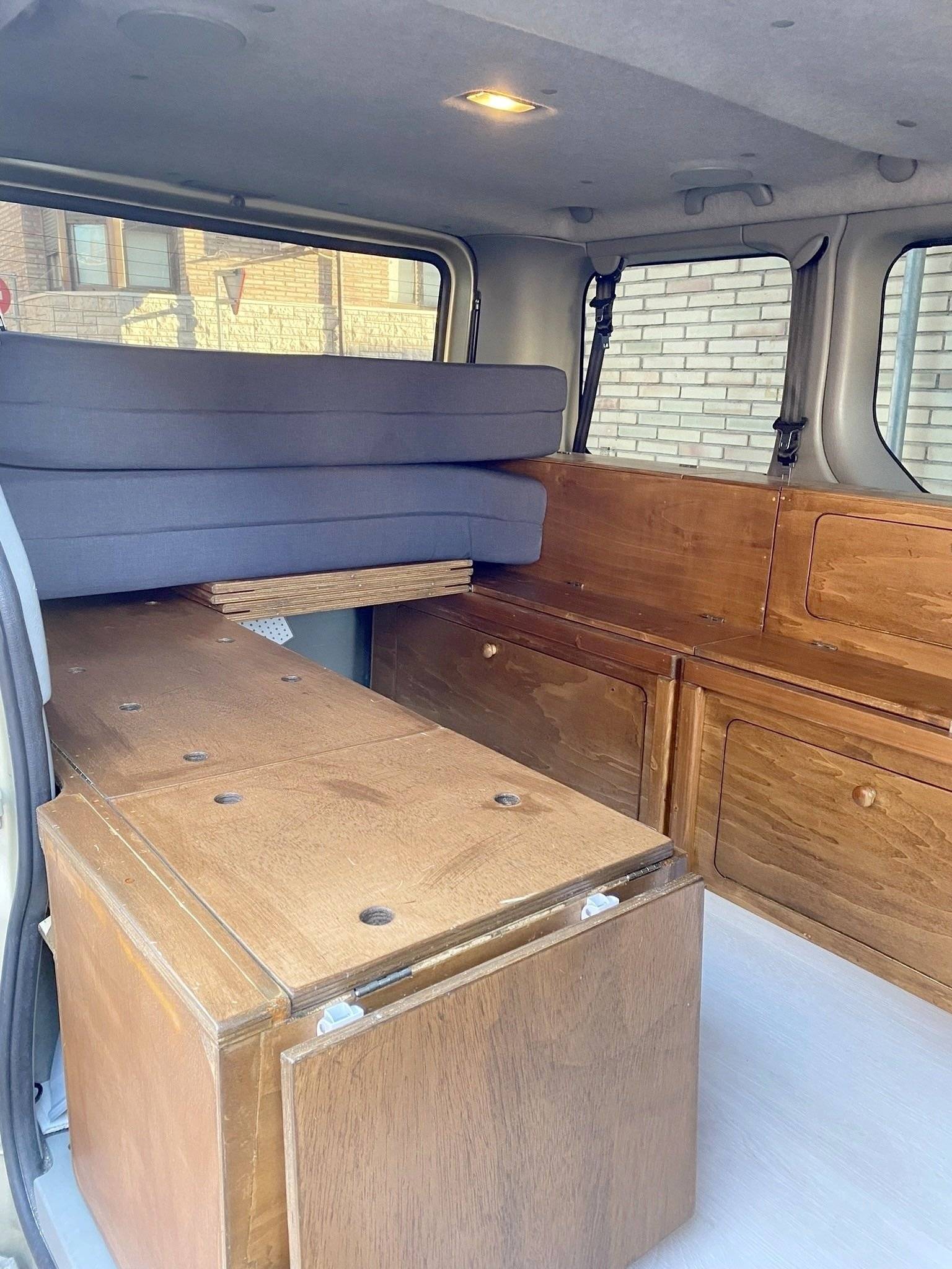 Plazas en cama Renault Trafic 1,9 dci 100 cv - Yescapa