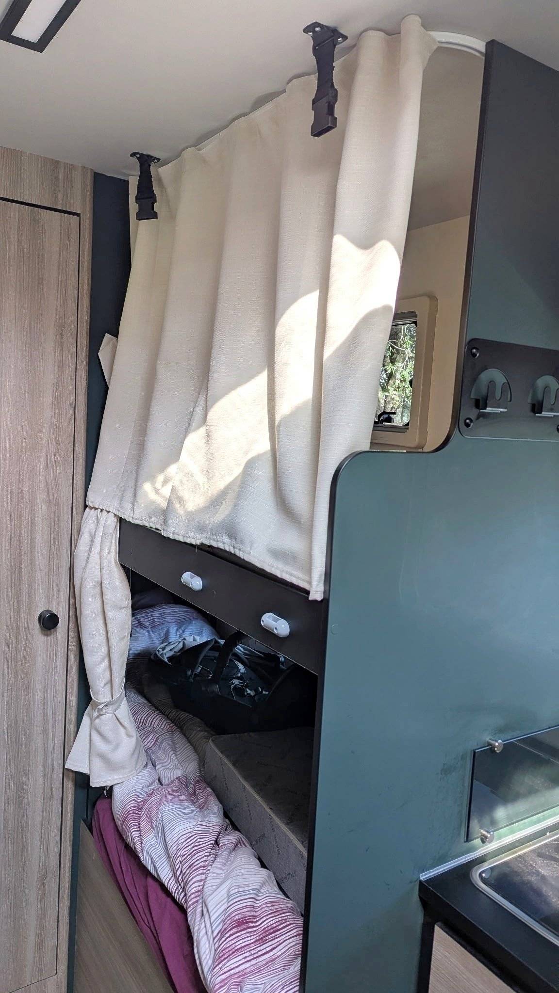 Schlafplätze Ford Transit 2,0 l 170 ch - Yescapa