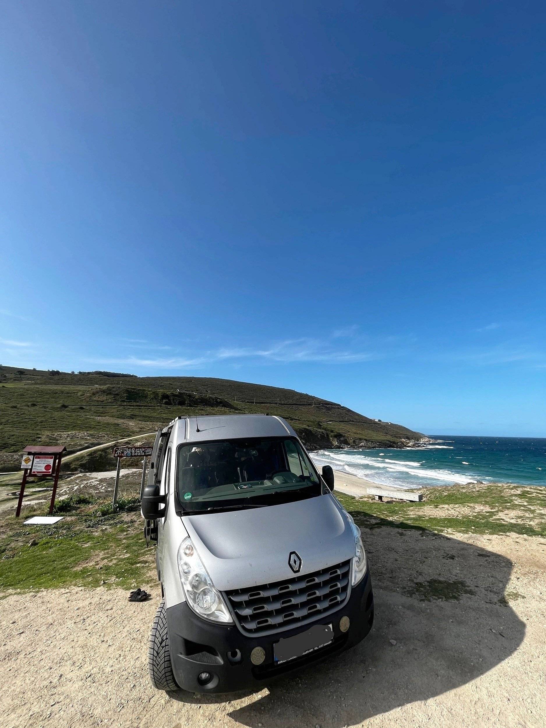 Vista frontale a ¾ Renault Renault Master - Yescapa