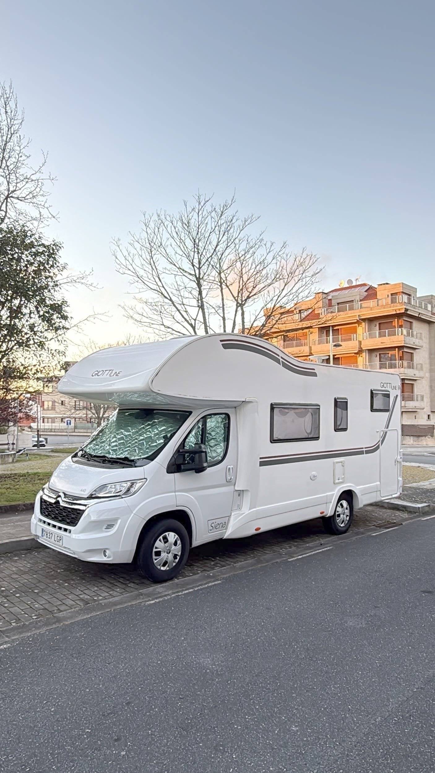 Vue avant de 3/4 Citroën 2.2 hdi plus 140hp - Yescapa