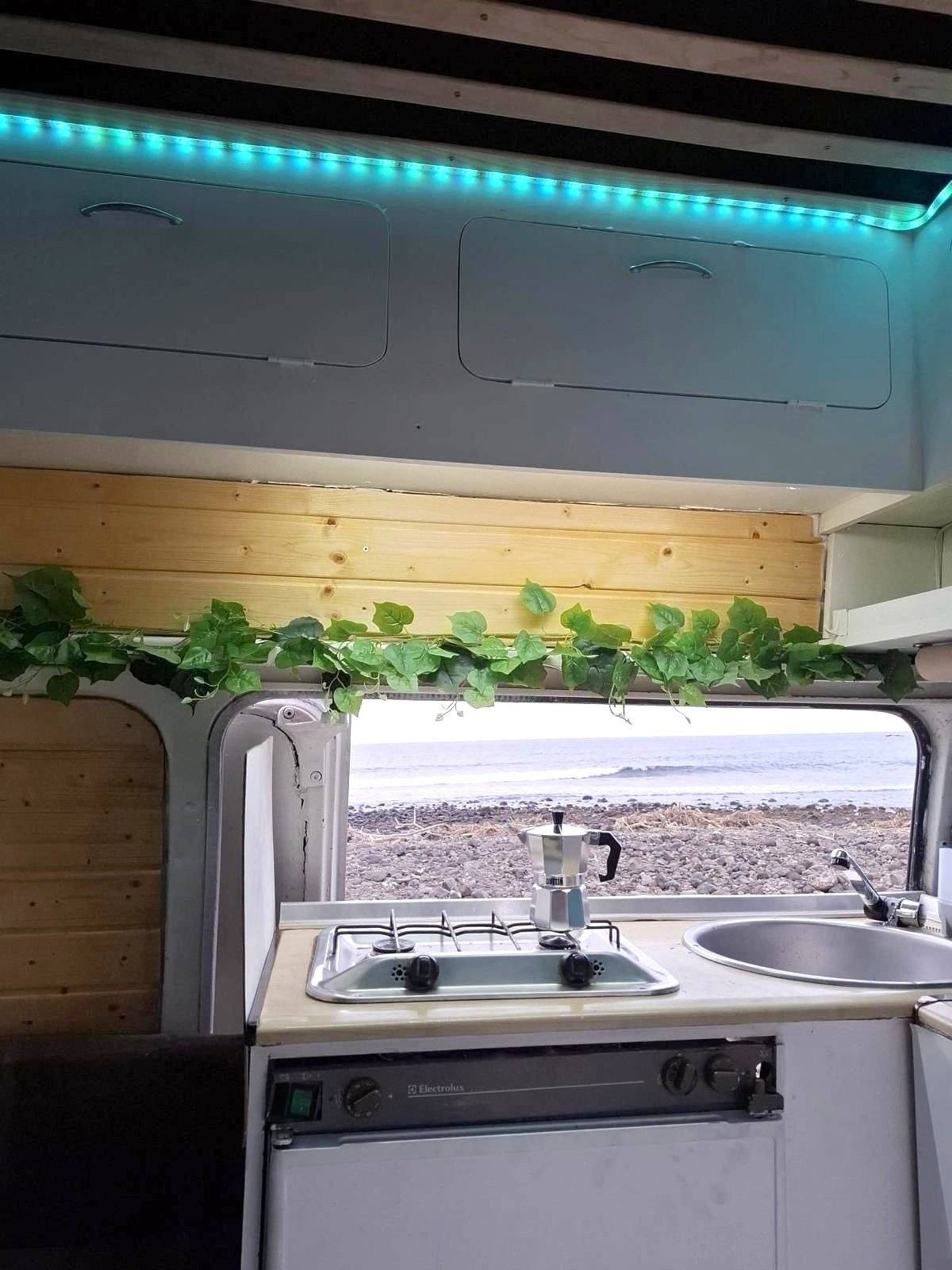 Dinette Ford Transit 2,5 l TDCi 140 ch. - Yescapa
