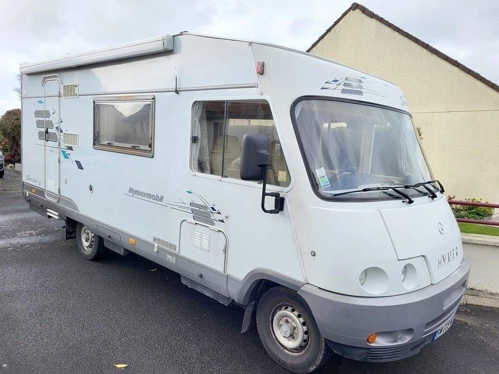 Vista del vehículo ángulo delantero Mercedes Sprinter 312 d - Yescapa