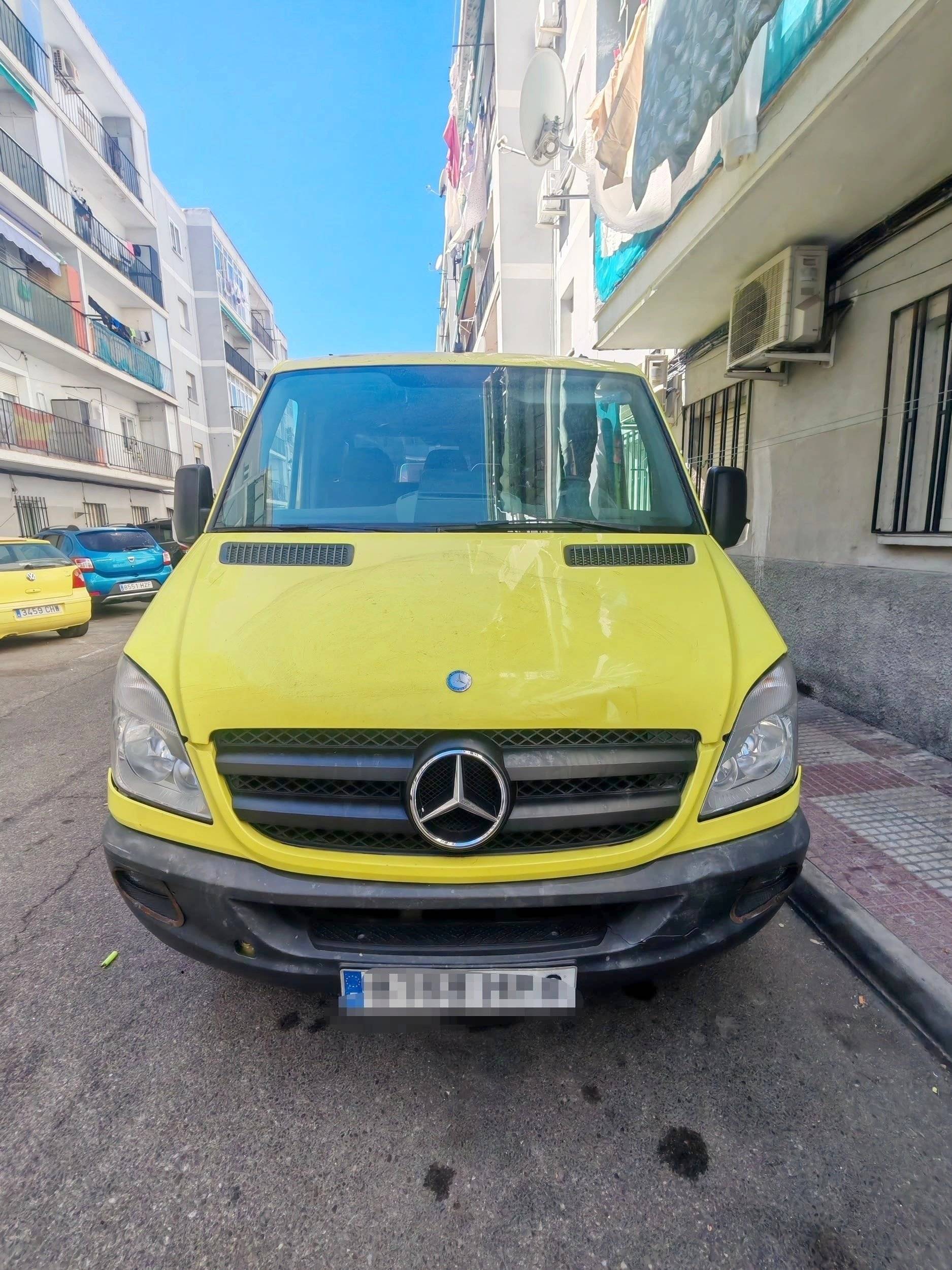 schräge Vorderansicht Mercedes sprinter - Yescapa
