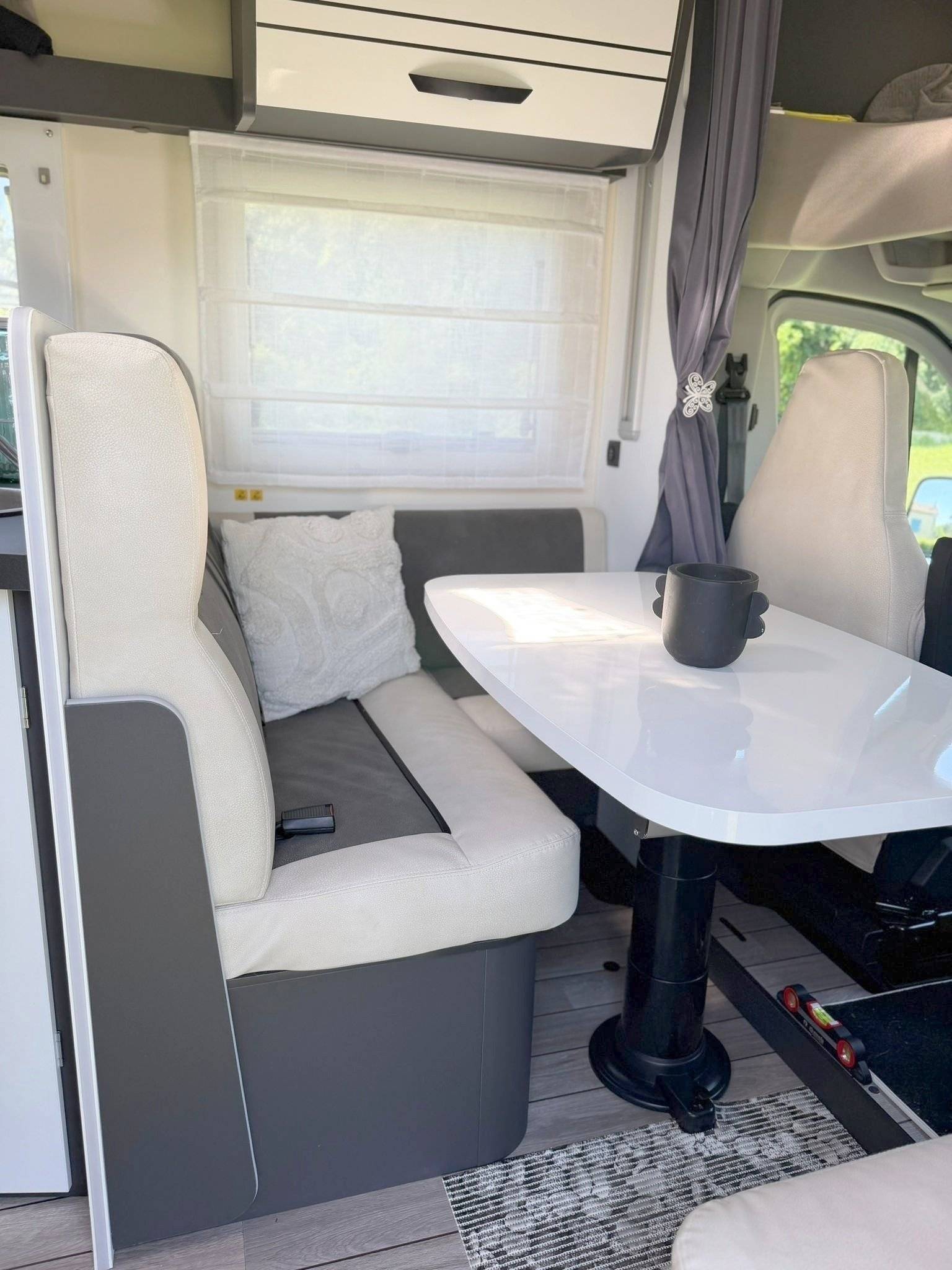 Coin repas Ford Transit 2,0 l 170 ch - Yescapa
