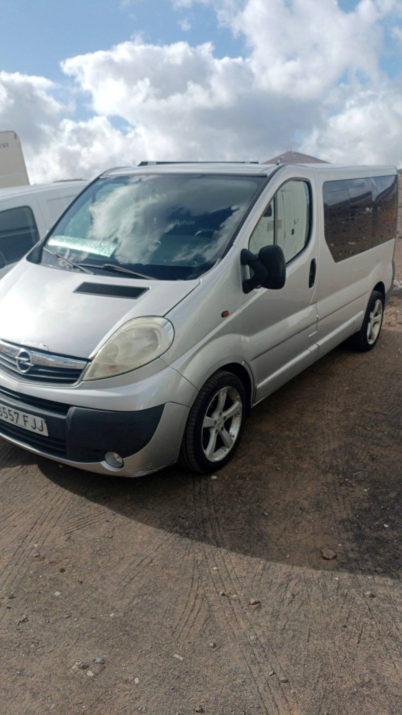 Vue avant de 3/4 Opel Vivaro - Yescapa