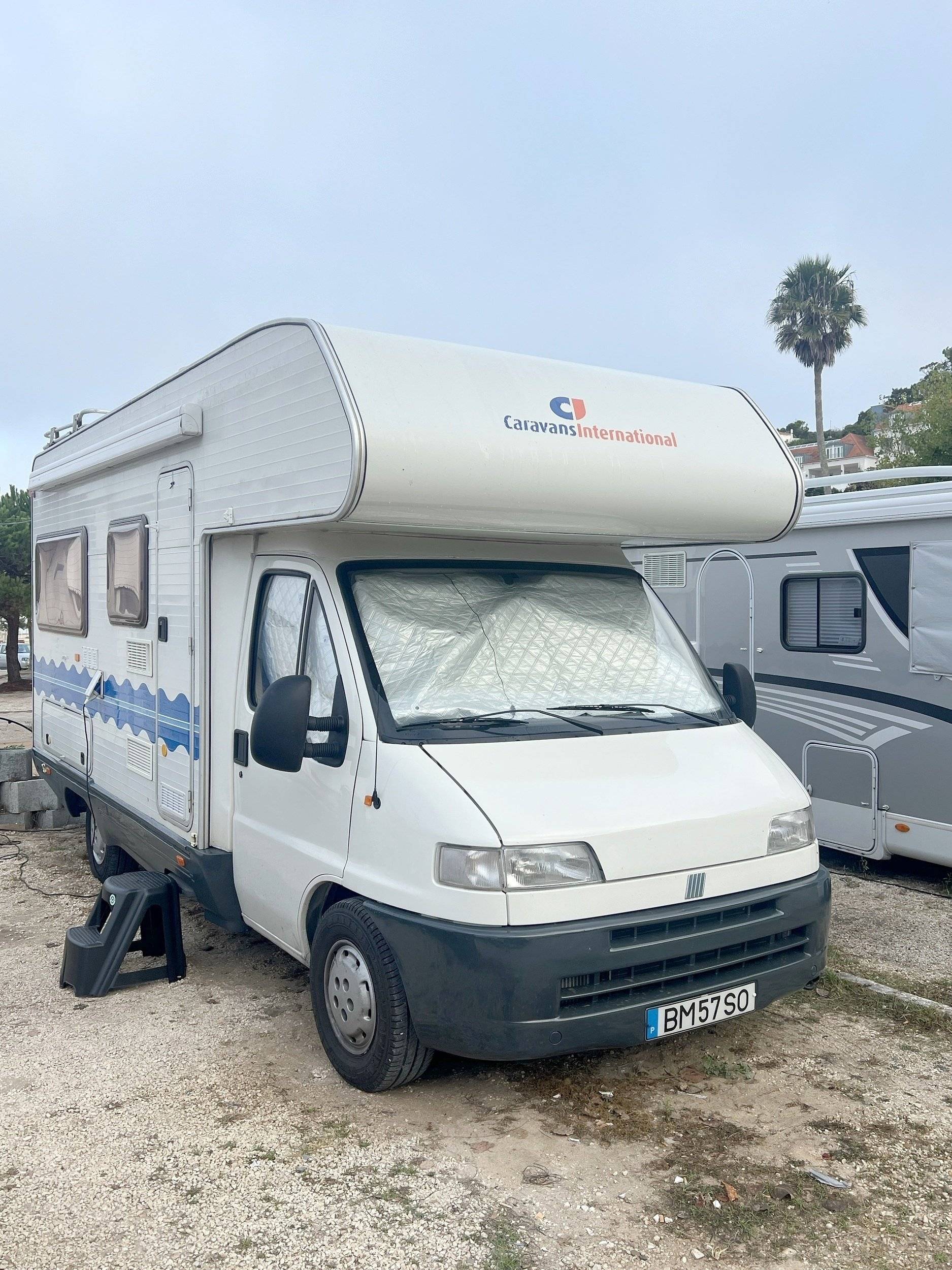 Vista del vehicle angle davanter Fiat Ducato 2,0 l 100 ch - Yescapa