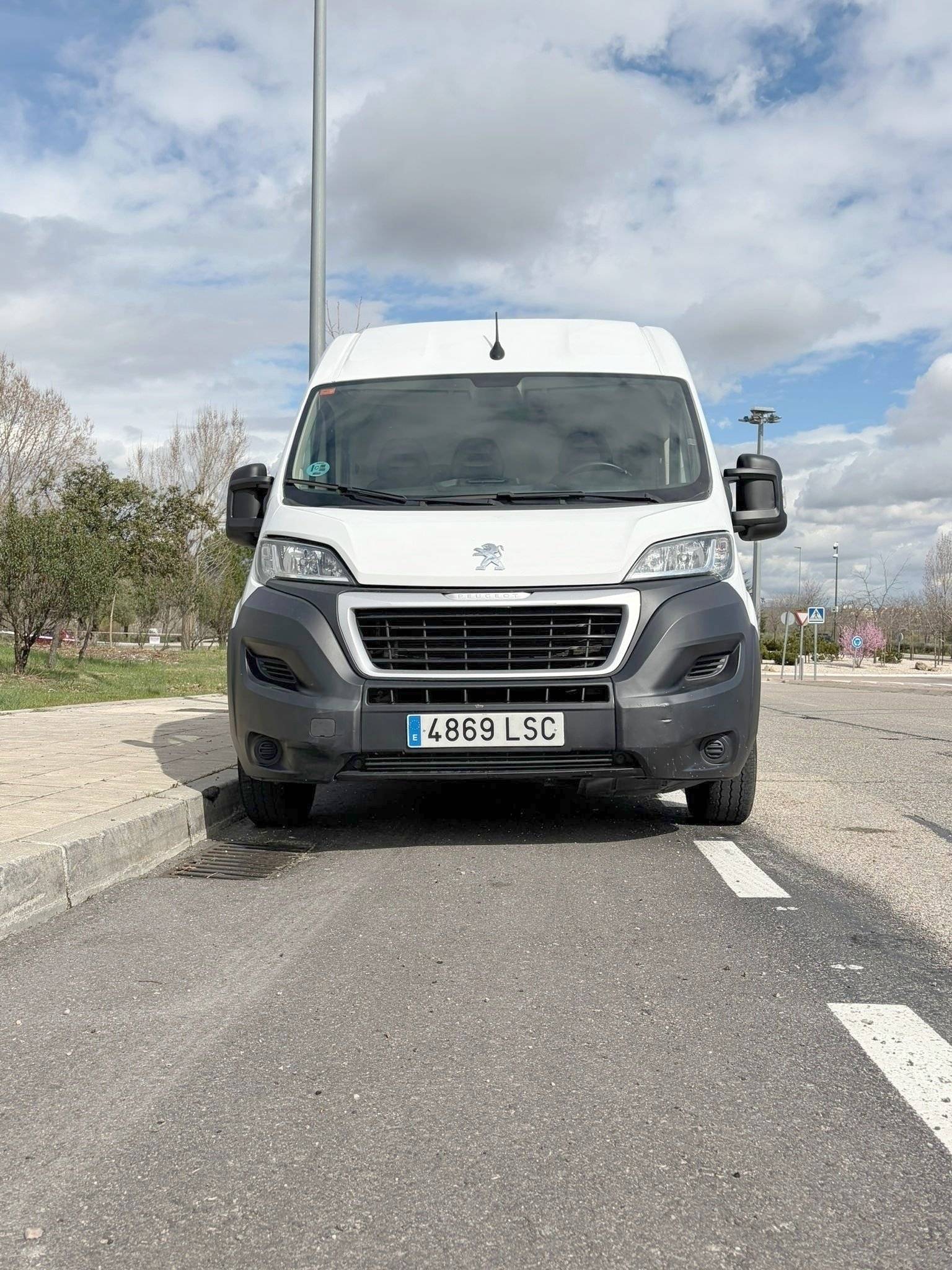 Voorkant 3/4 Peugeot Boxer 333 L2H2 - Yescapa
