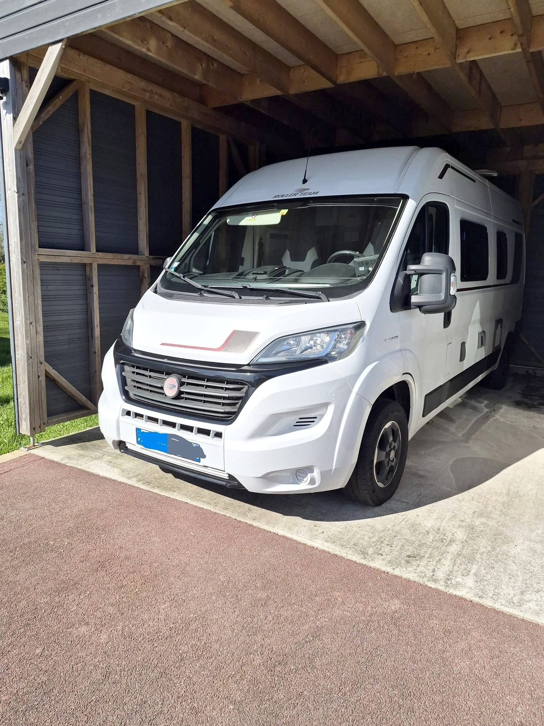 schräge Vorderansicht Fiat 2,3 l 130 ch - Yescapa