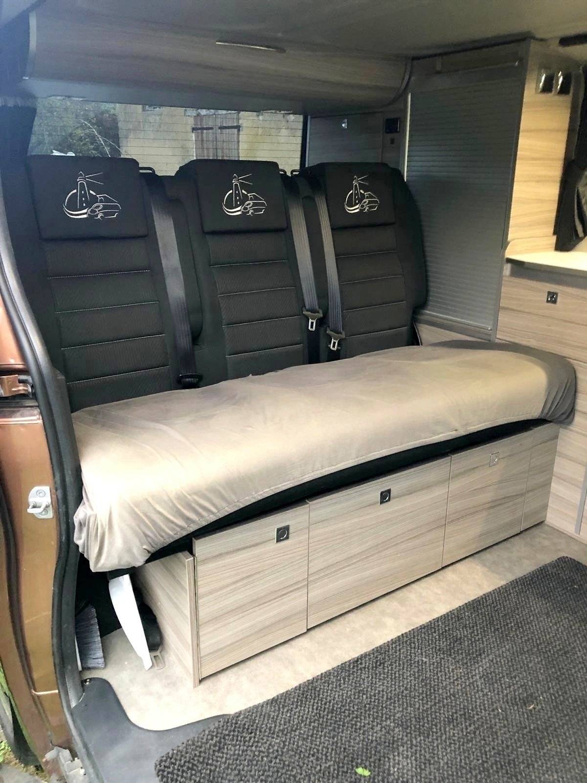 Dining Area Renault Trafic - Yescapa