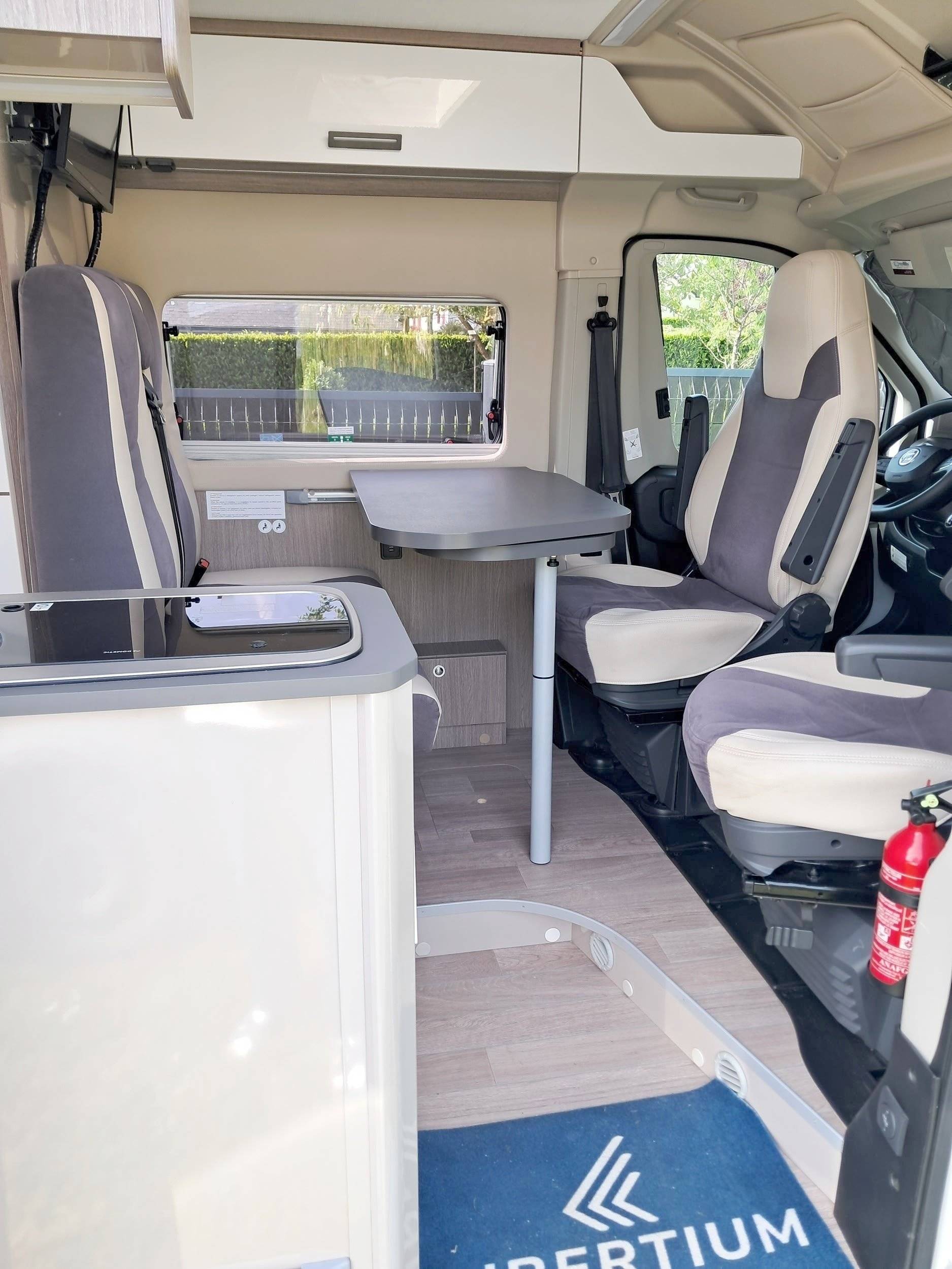 Área de jantar Fiat Ducato 2,0 l 130 ch - Yescapa