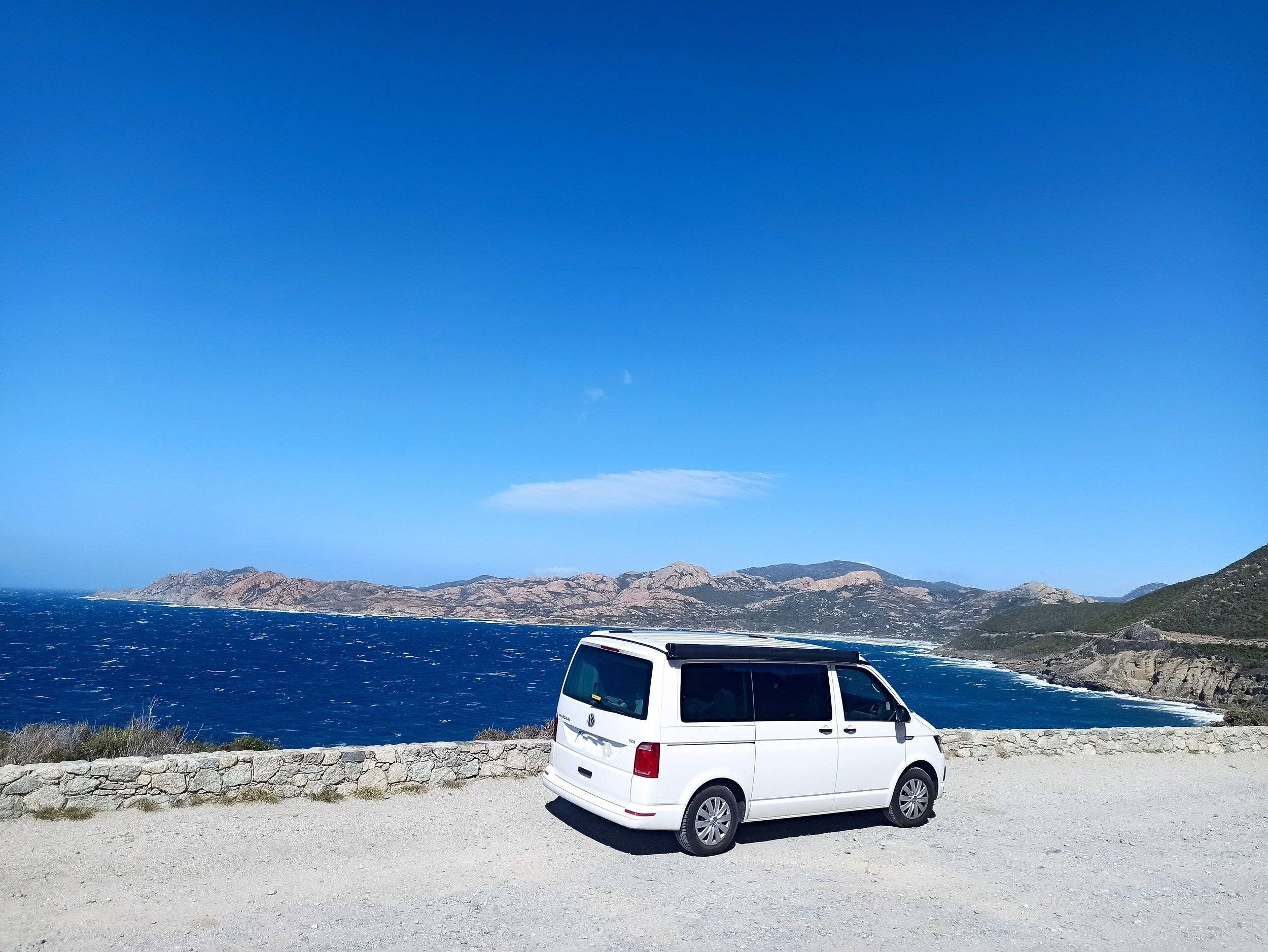 schräge Vorderansicht Volkswagen VOLKSWAGEN CALIFORNIA - Yescapa