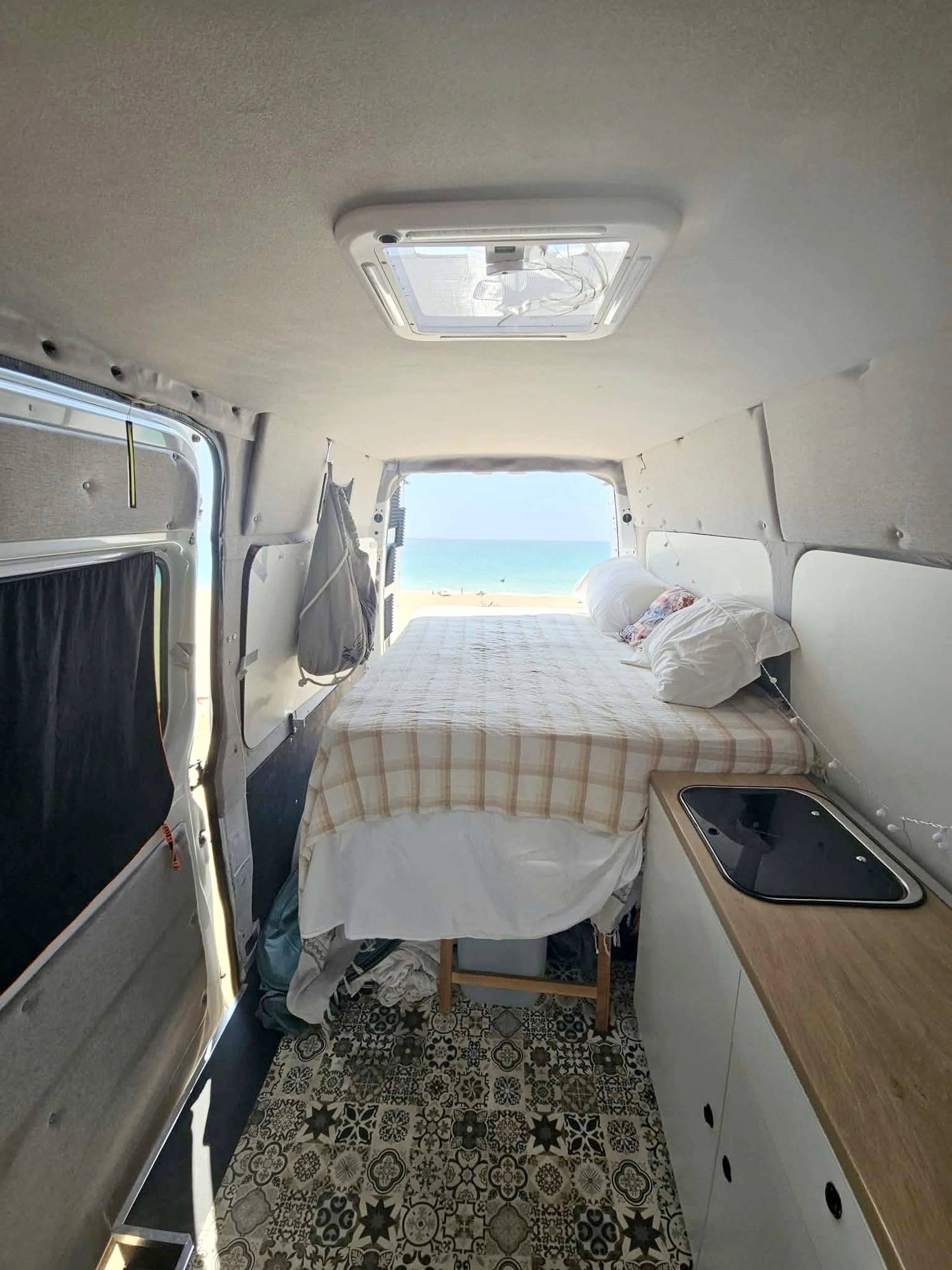 Área de jantar Mercedes Sprinter 95 ch - Yescapa