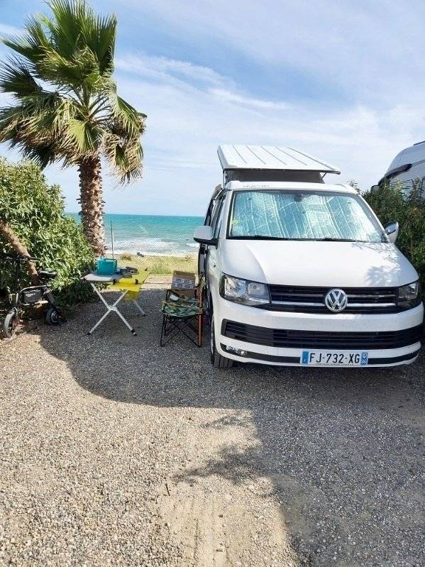 Vista de 3/4 Volkswagen T6 2 l TDI 150 ch - Yescapa