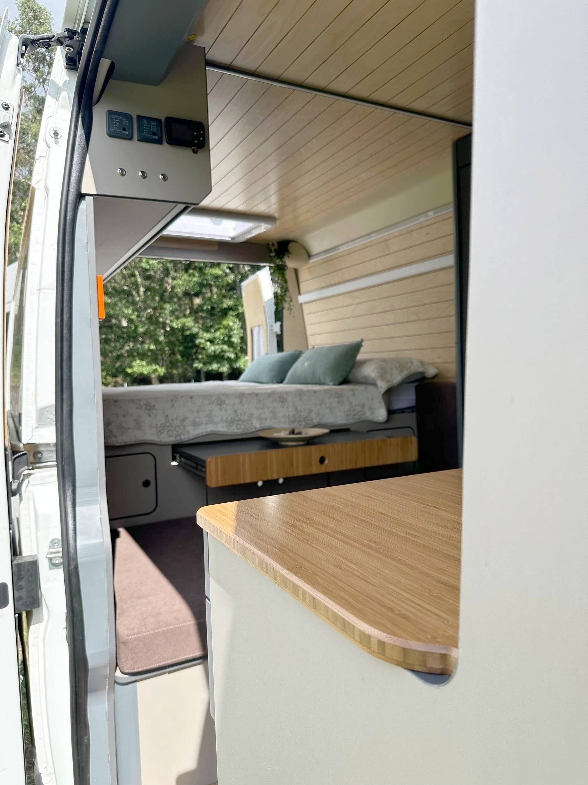Front view from 3/4 Peugeot Boxer - Yescapa