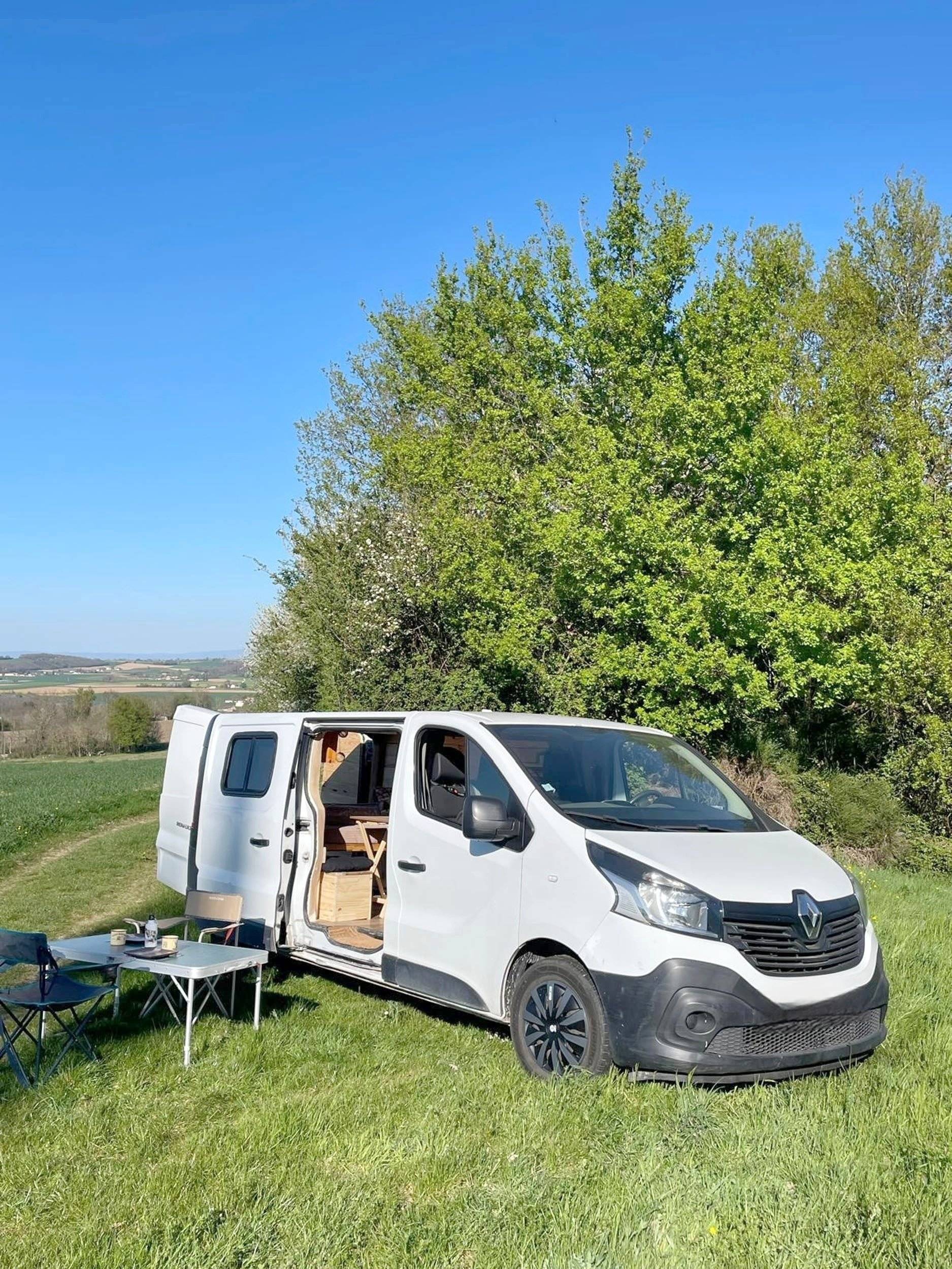 Vista del vehicle angle davanter Renault Trafic 1,6 l 125 ch - Yescapa