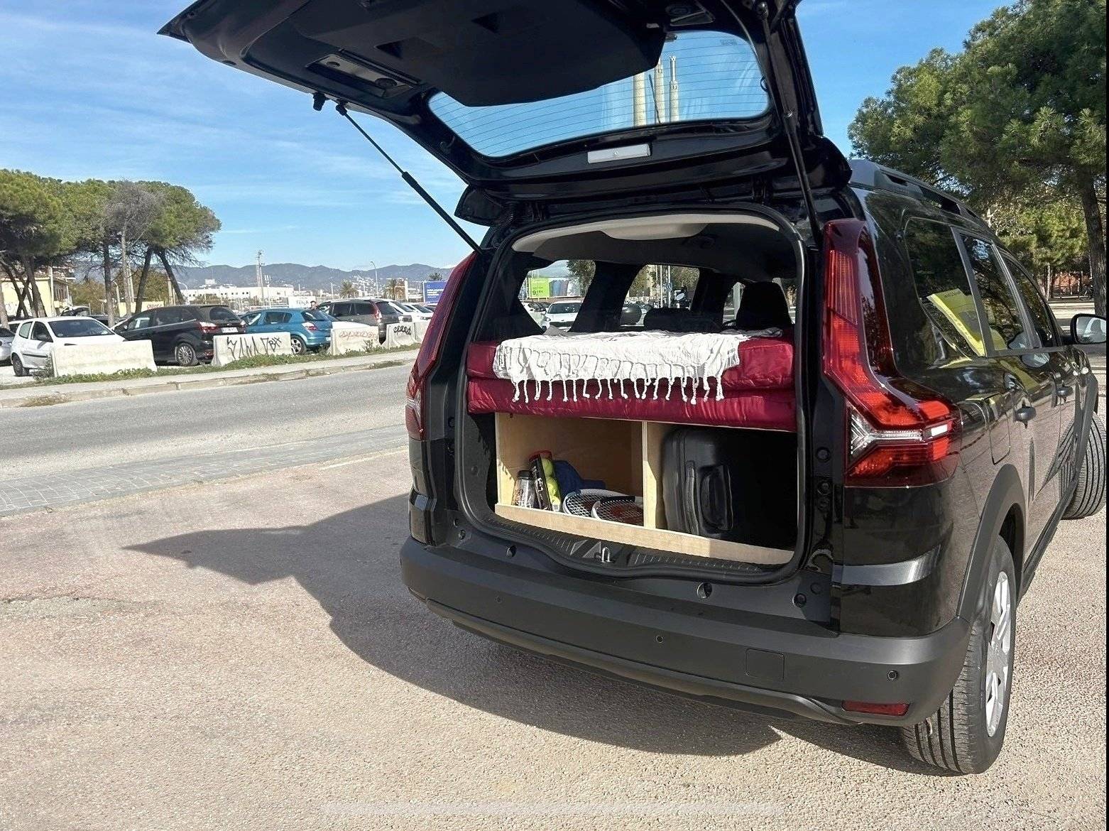 Vue avant de 3/4 DACIA DACIA JOGGER - Yescapa