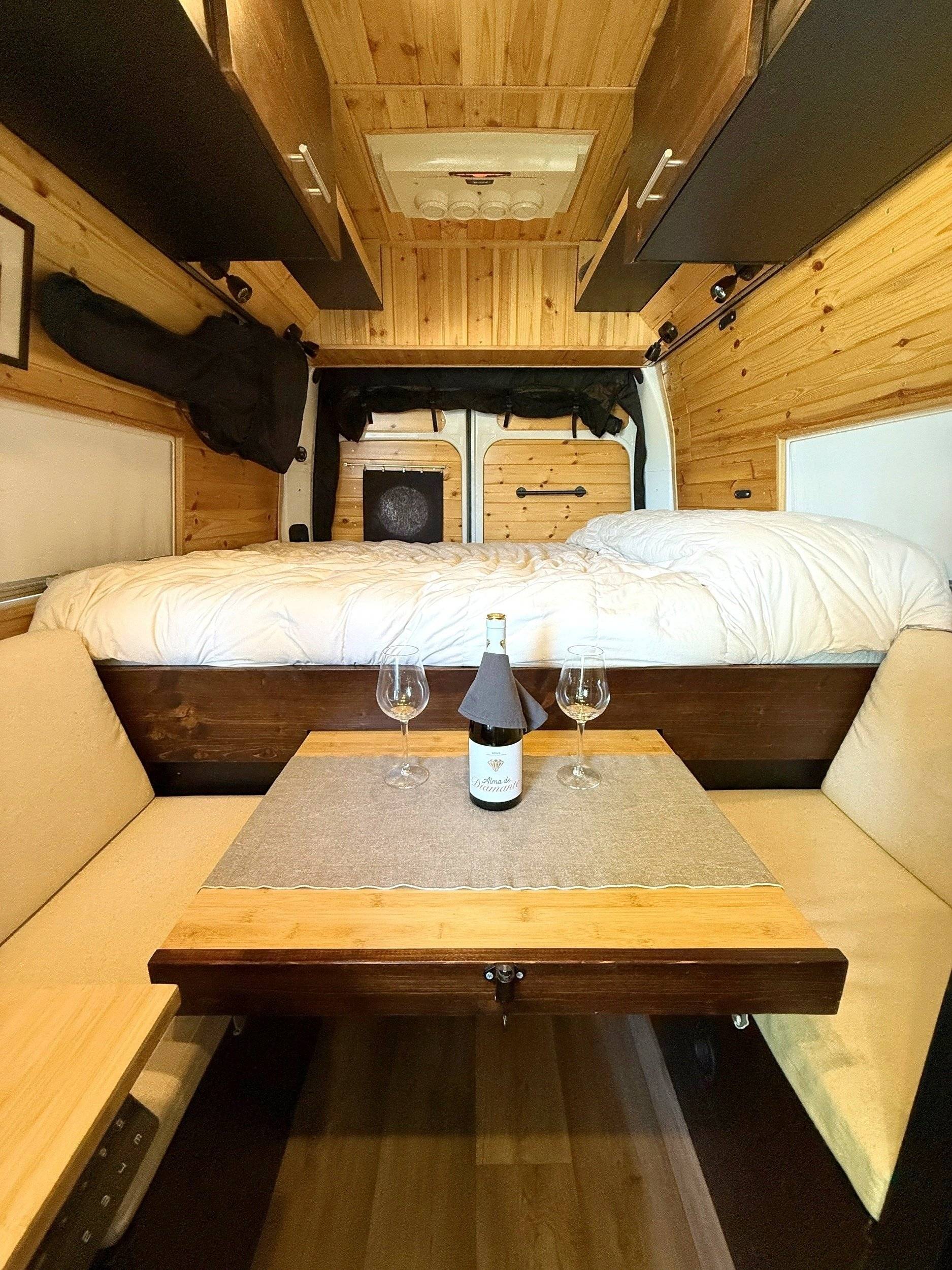 Dining Area Renault - Yescapa