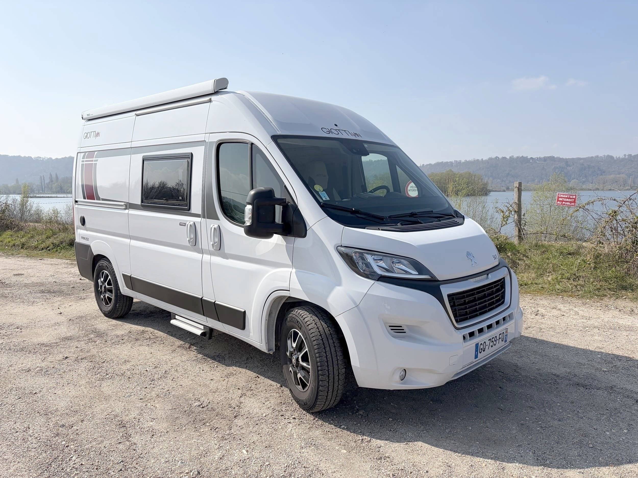 Vue avant de 3/4 Peugeot Boxer 2.2 Blue HDI 140ch - Yescapa