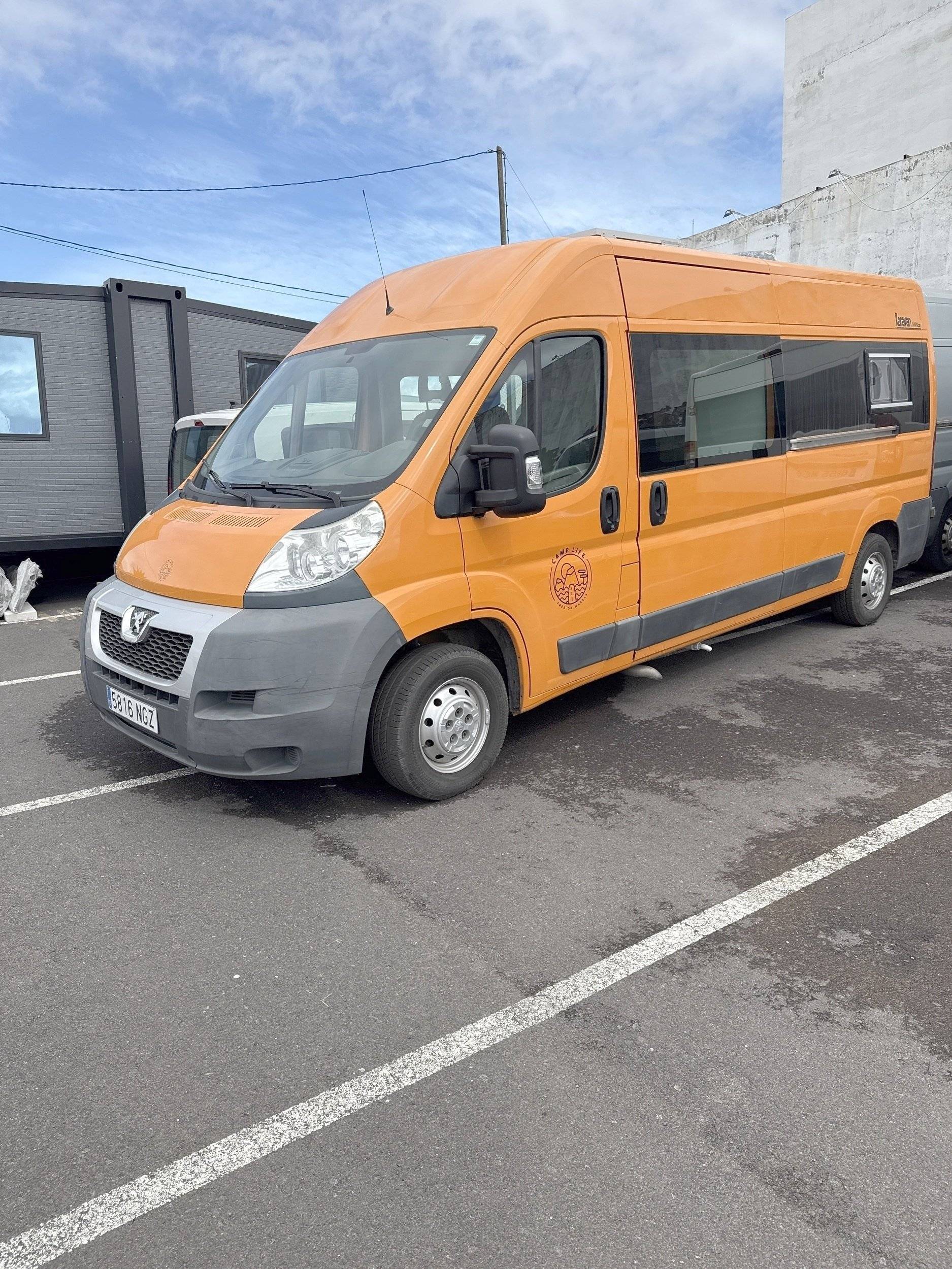 schräge Vorderansicht Peugeot Boxer 2,2 l 120 ch. - Yescapa