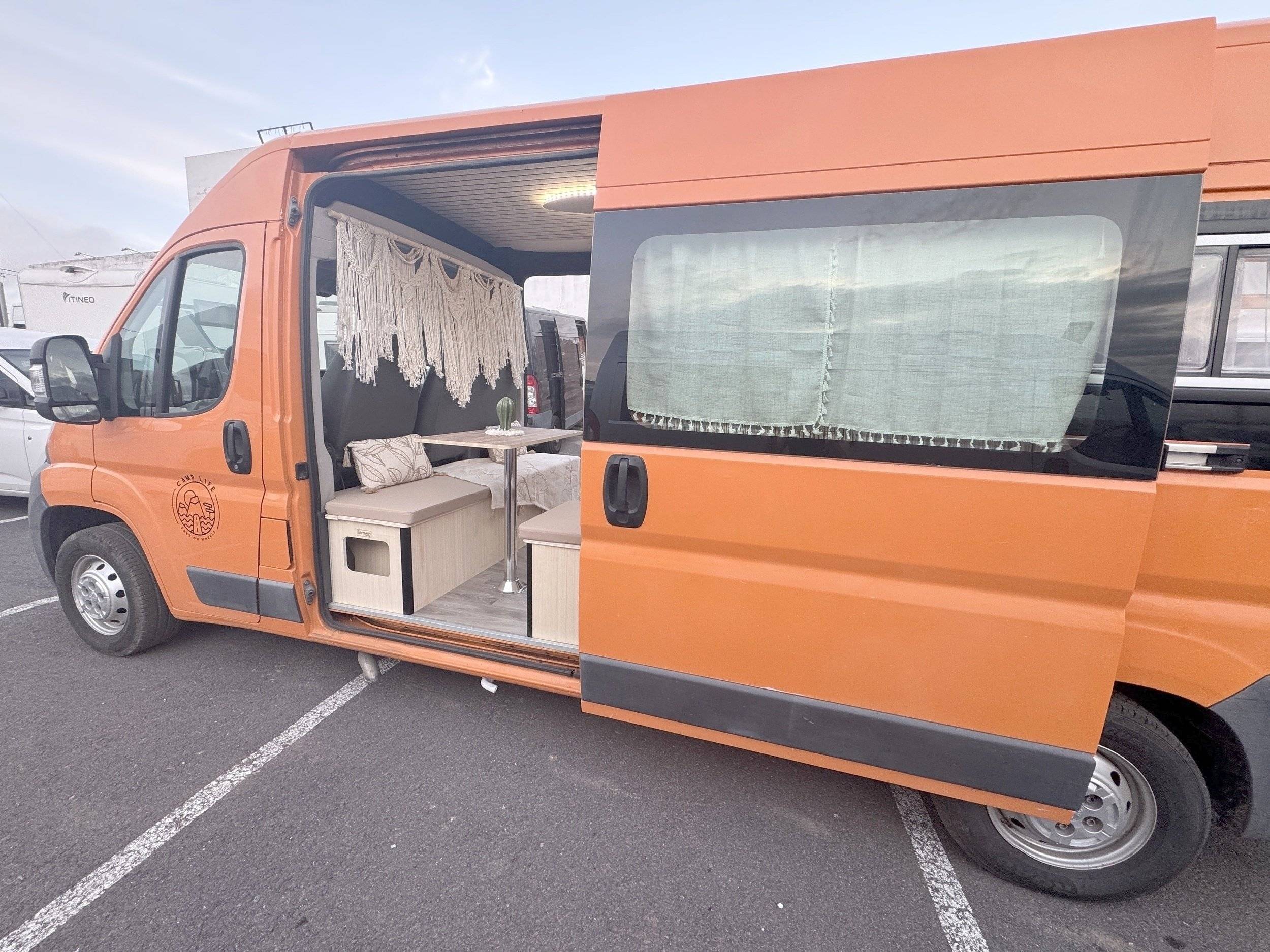 Front view from 3/4 Peugeot Boxer 2,2 l 120 ch. - Yescapa