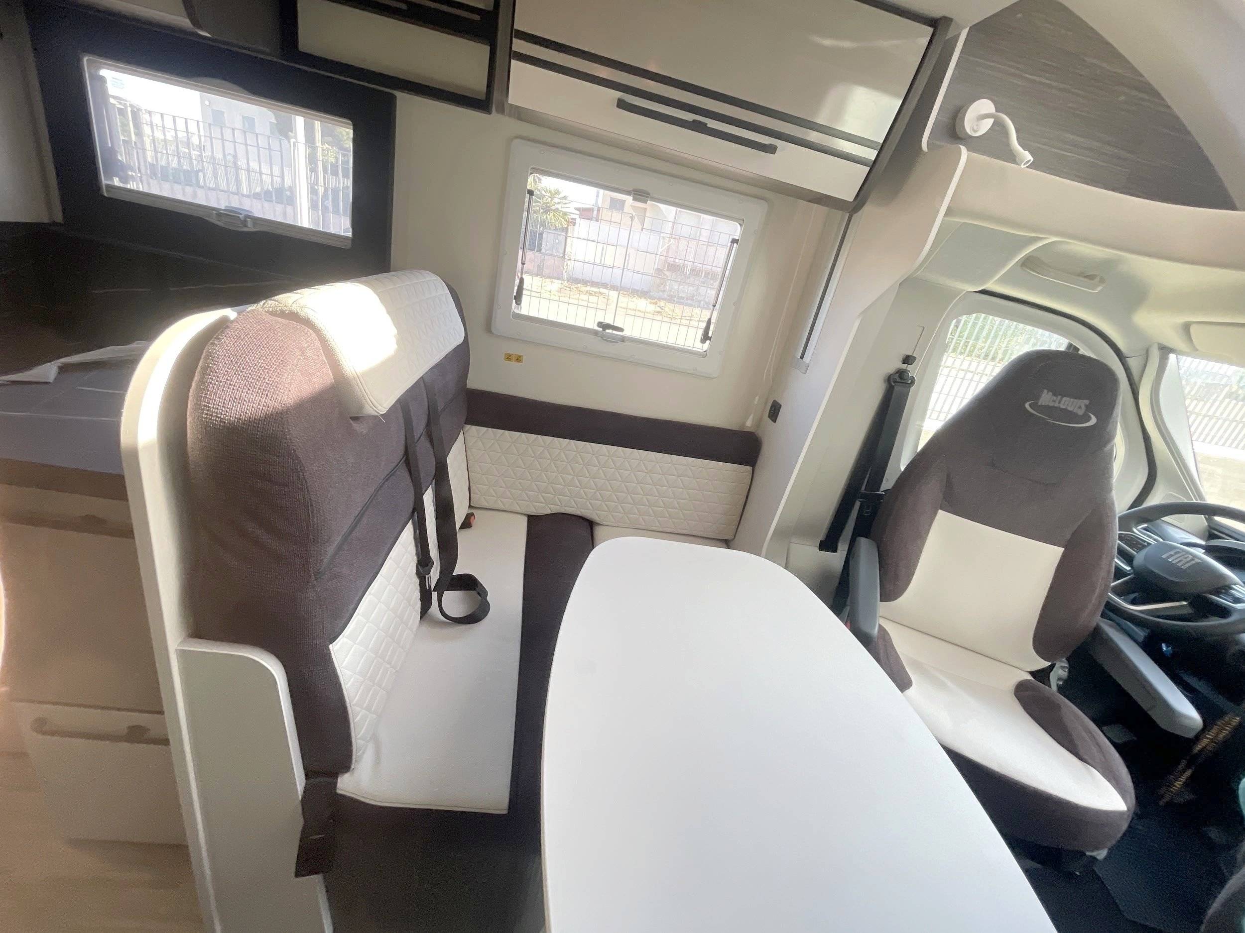 Dining Area Fiat Ducato 2,2 l 120 ch - Yescapa