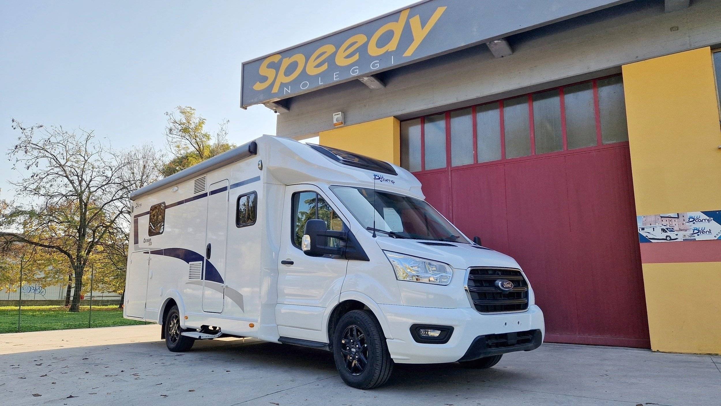 Vista del vehicle angle davanter Ford Transit 2,0 l - Yescapa