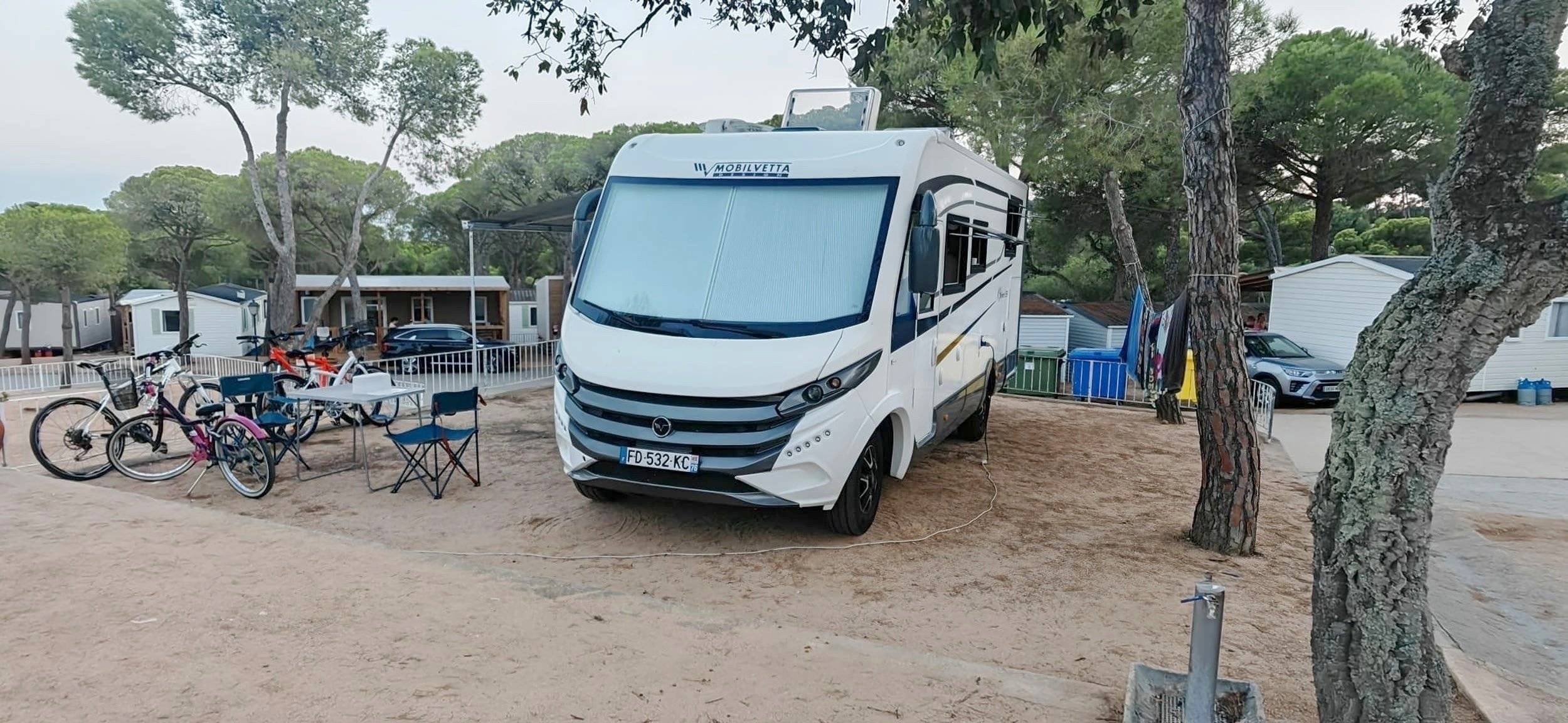 Vista del vehicle angle davanter Fiat 2,3 l 130 ch - Yescapa