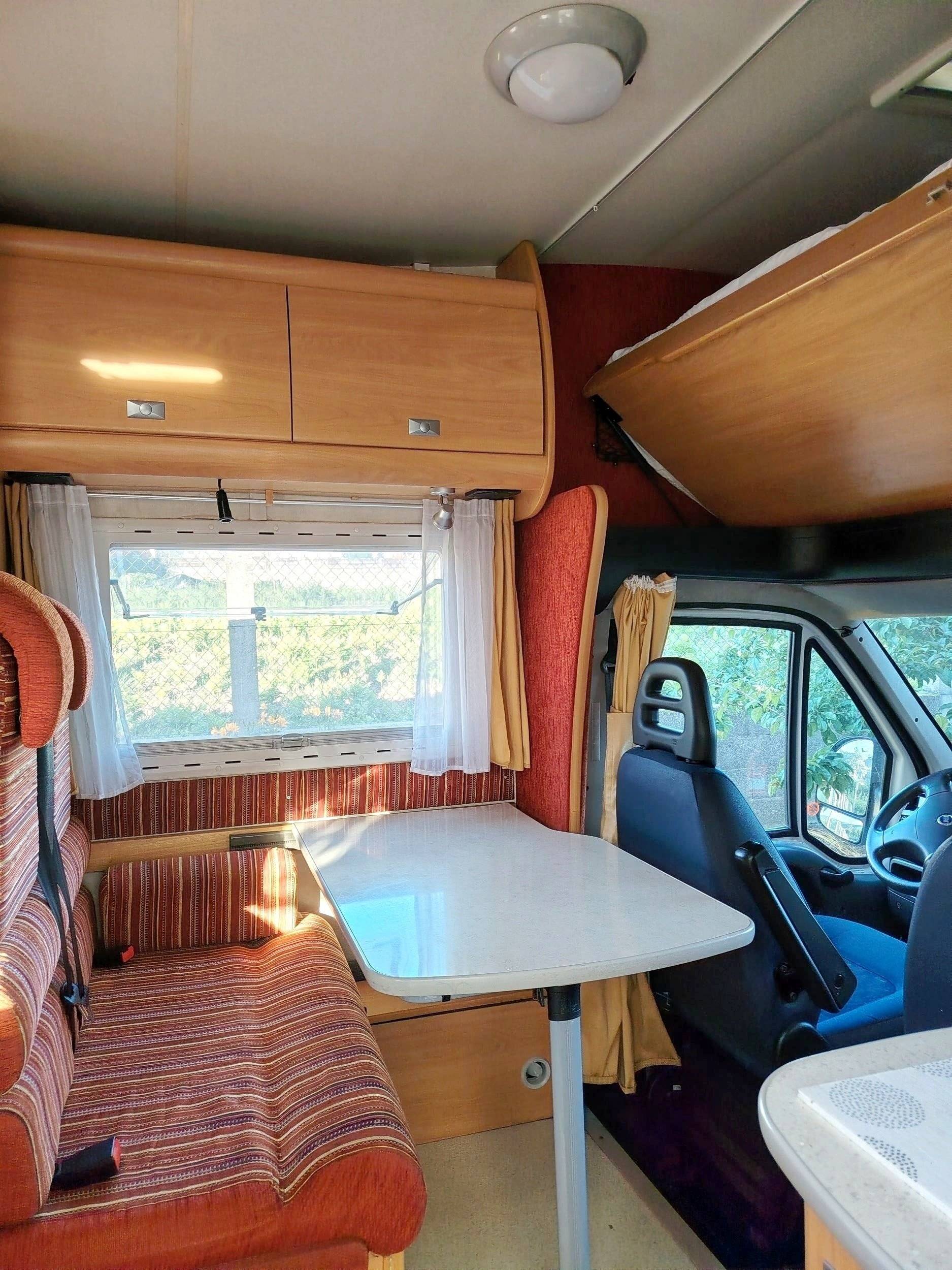 Área de jantar Iveco Ducato 2,3 l 115 ch - Yescapa