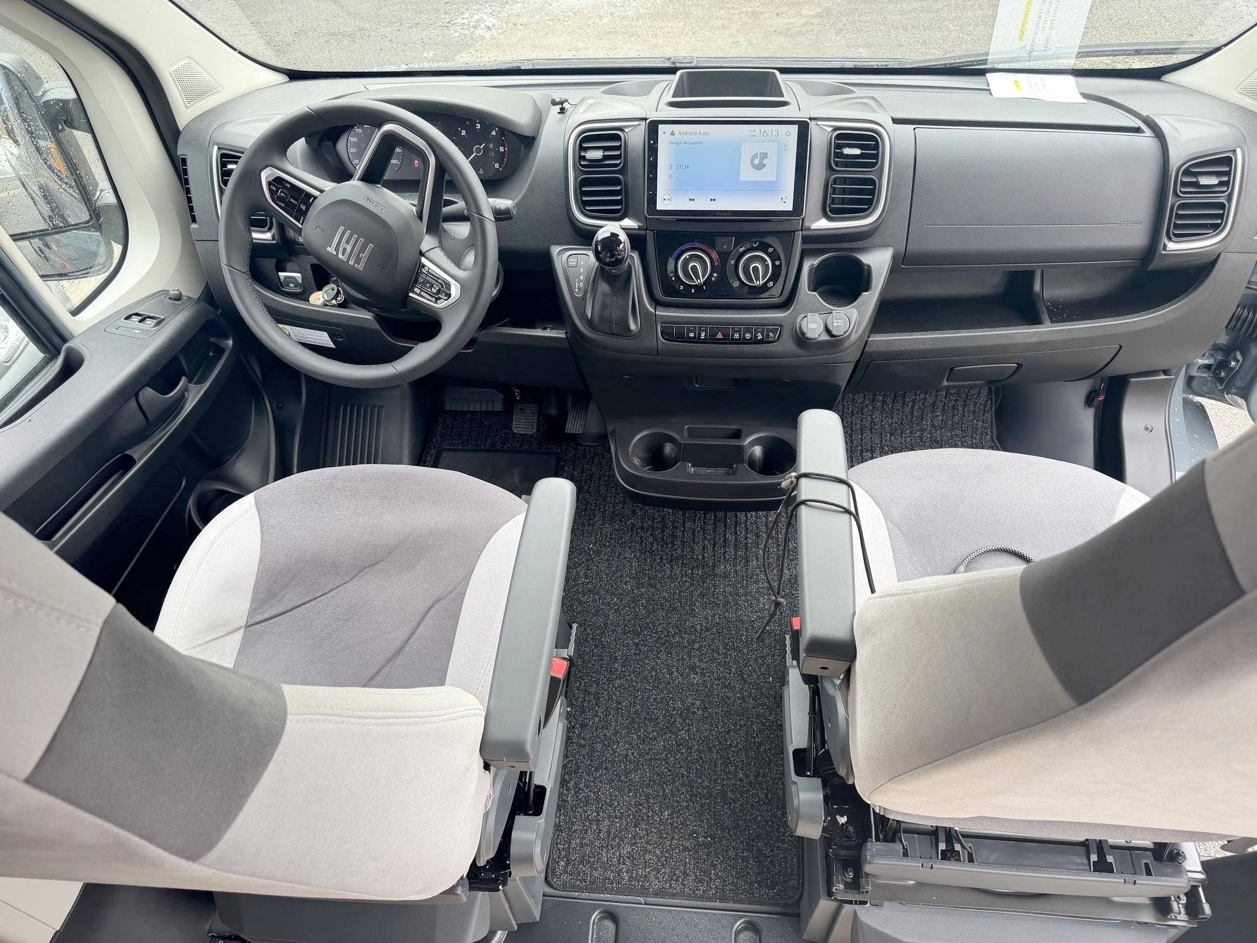 Fahrerbereich Fiat Ducato 2.2 180ps - Yescapa