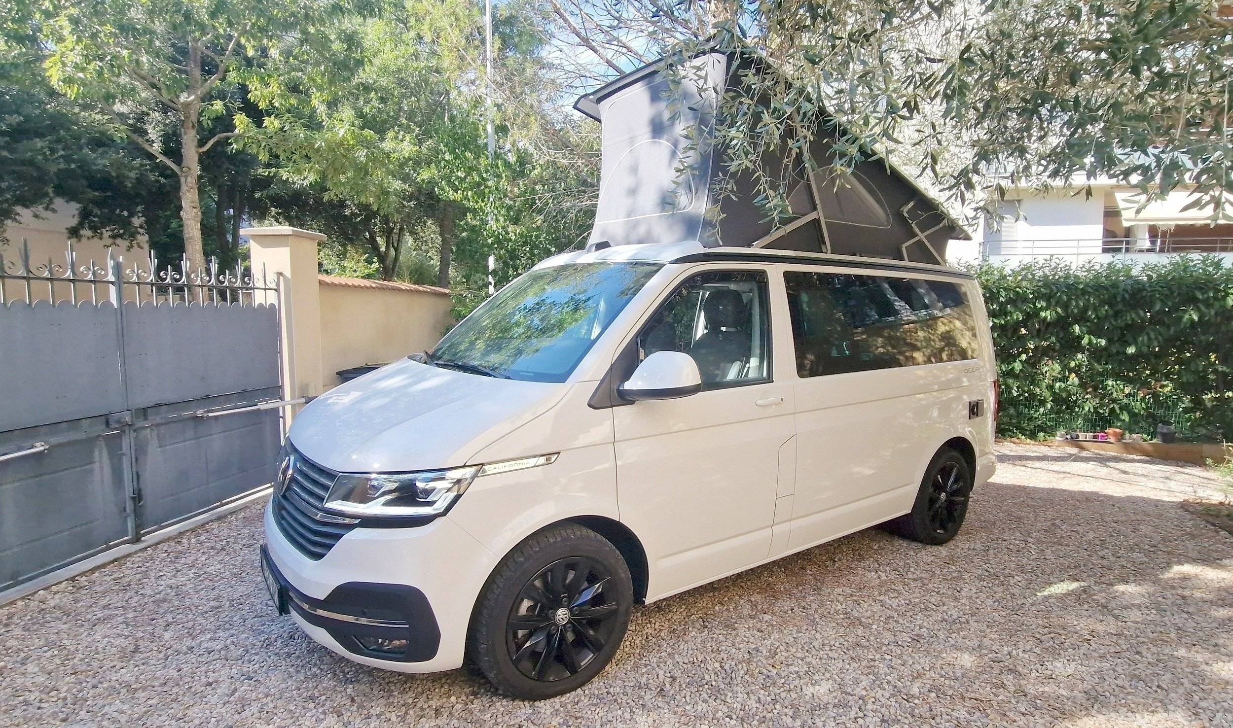 Vue avant de 3/4 Volkswagen T6.1 California Ocean 4Motion - Yescapa