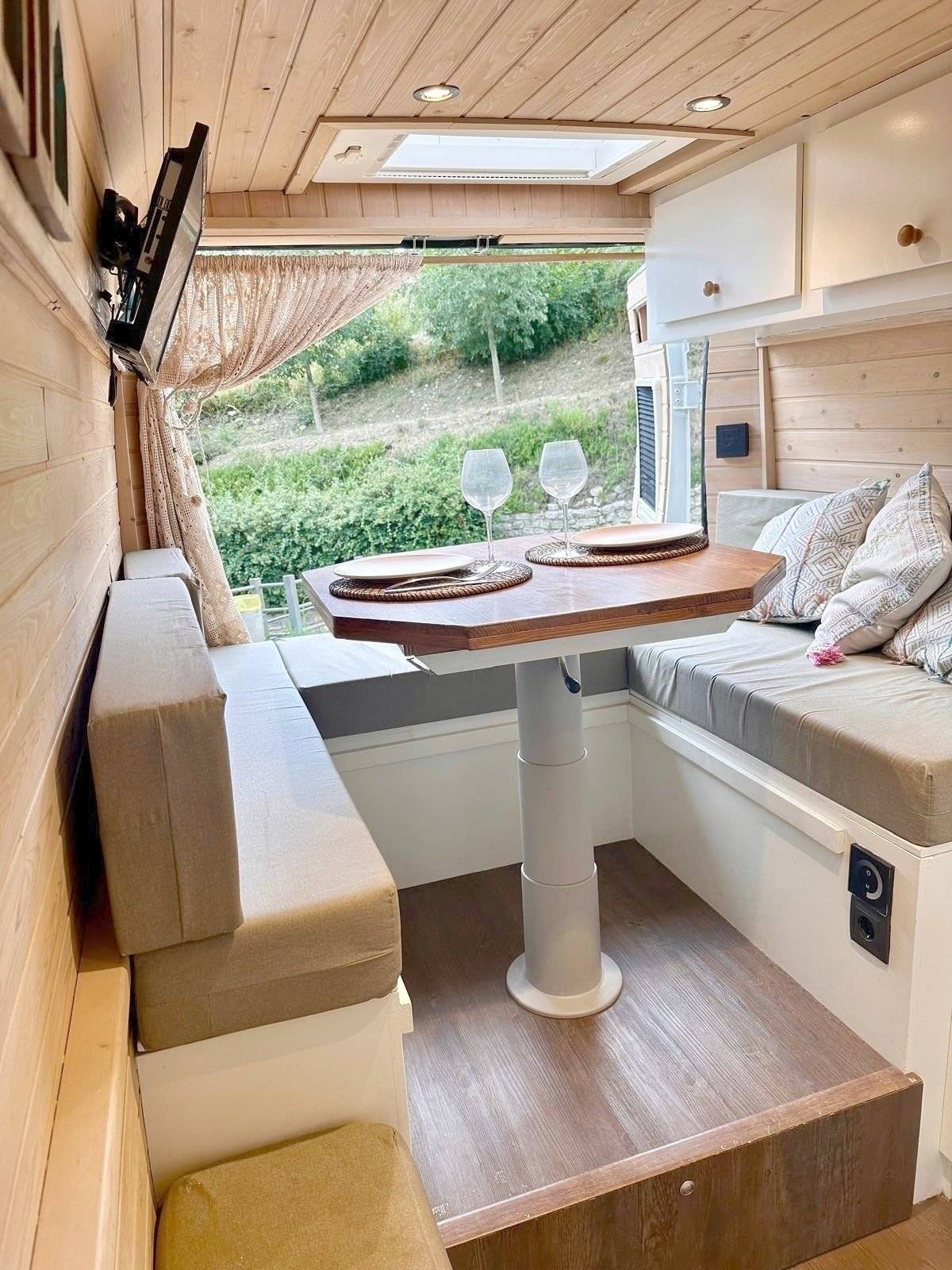 Dining Area Peugeot Boxer L4H3 2.0 BlueHDI 163Cv - Yescapa