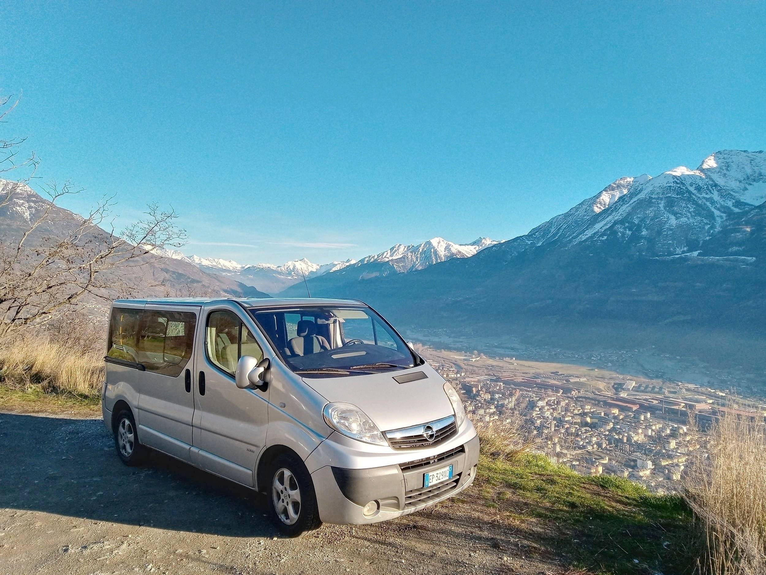 Vue avant de 3/4 Opel Vivaro 2.0 115cv 16v - Yescapa