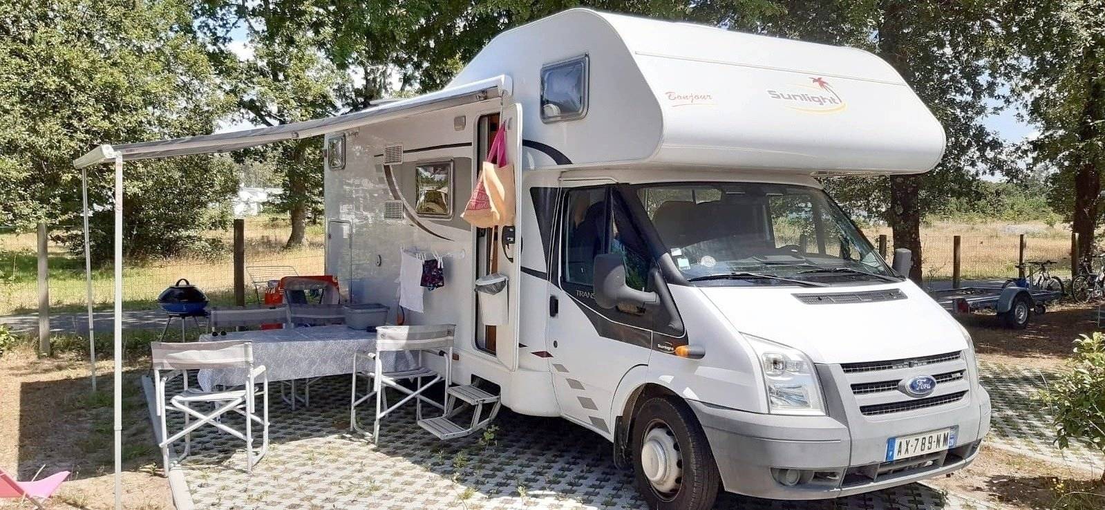 Front view from 3/4 Ford Transit 2,4 l 115 ch - Yescapa